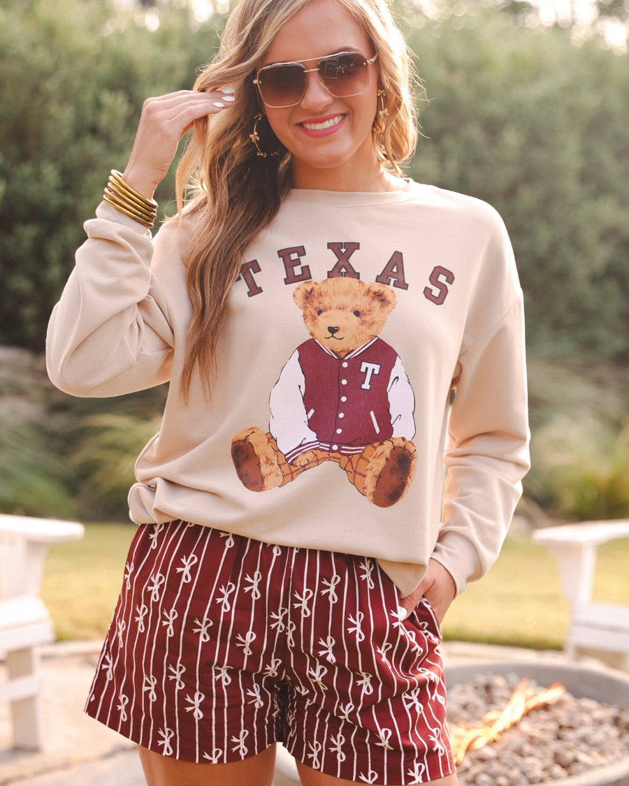 mid-rise relaxed fit boxer shorts with side pockets and an elastic waistband, designed on a bow and stripe pattern print and a solid base in maroon