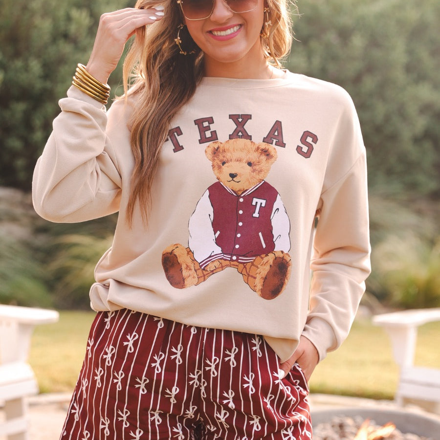 mid-rise relaxed fit boxer shorts with side pockets and an elastic waistband, designed on a bow and stripe pattern print and a solid base in maroon