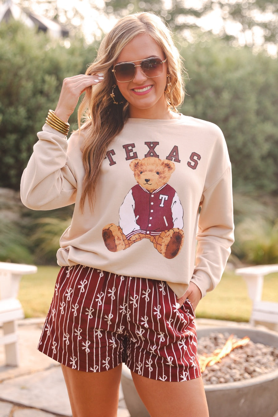 mid-rise relaxed fit boxer shorts with side pockets and an elastic waistband, designed on a bow and stripe pattern print and a solid base in maroon