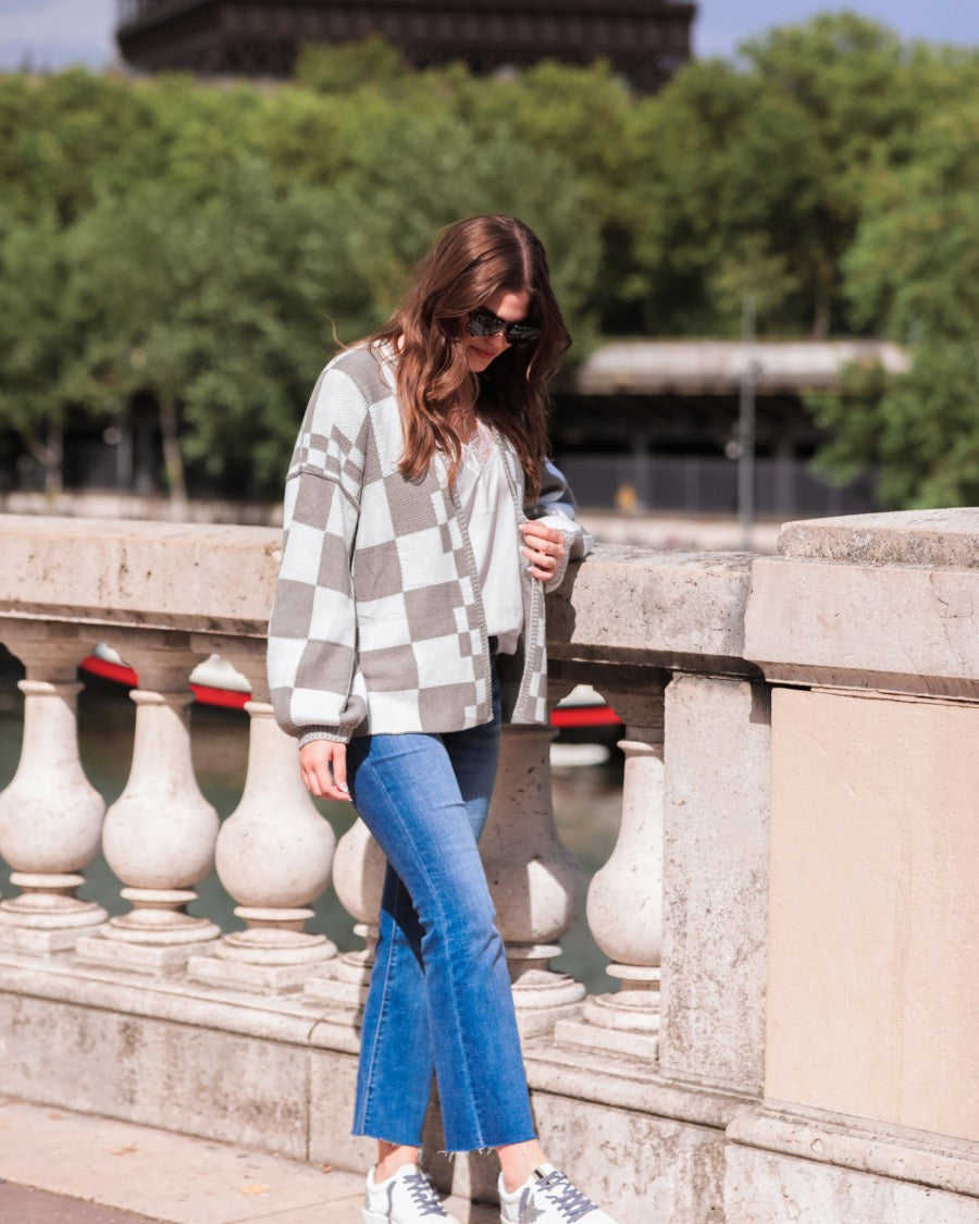 long-sleeve open front cardigan with balloon sleeves and a checkered pattern in grey/white