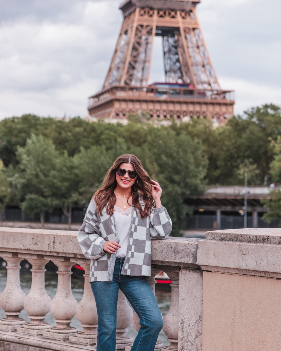 long-sleeve open front cardigan with balloon sleeves and a checkered pattern in grey/white