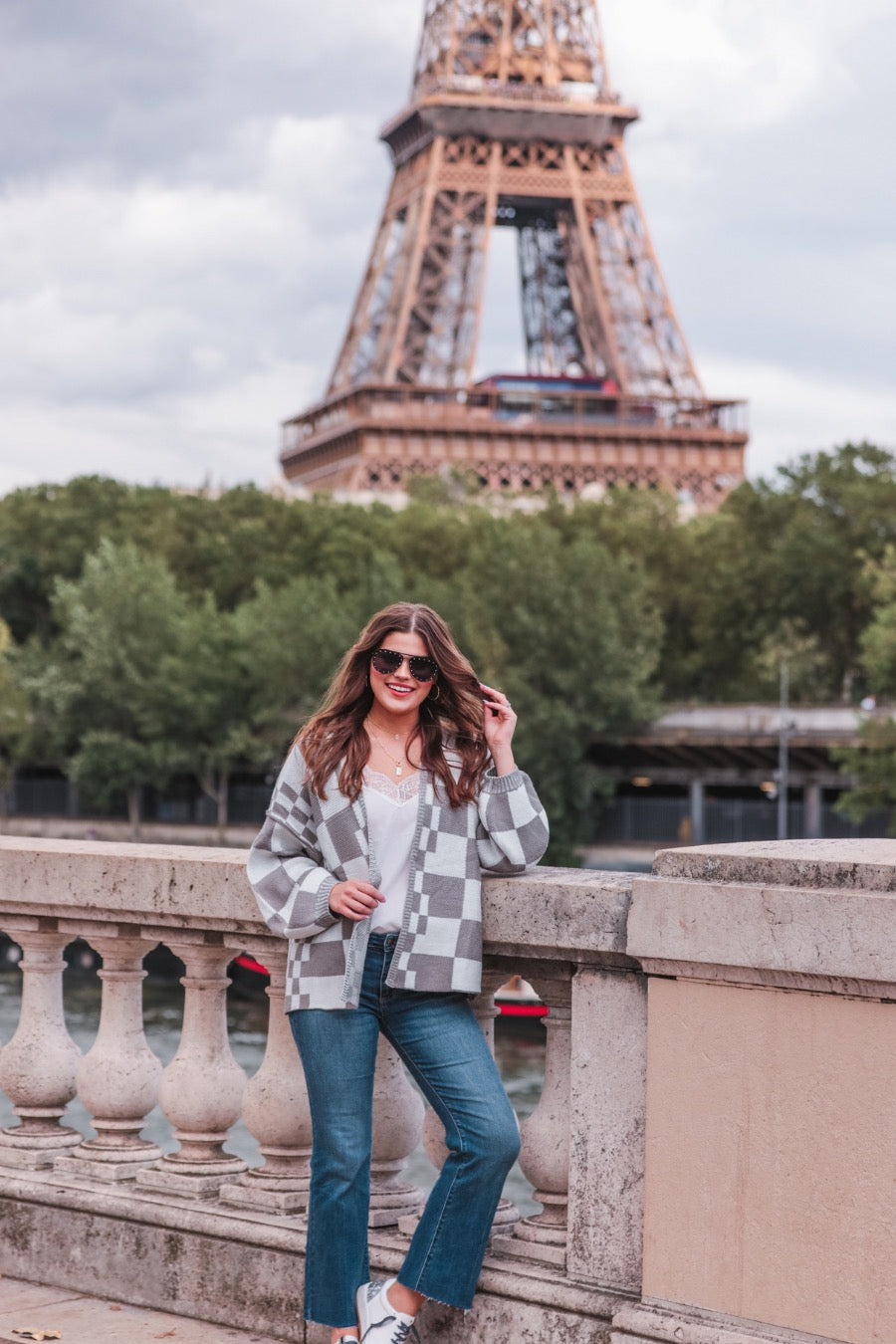 long-sleeve open front cardigan with balloon sleeves and a checkered pattern in grey/white