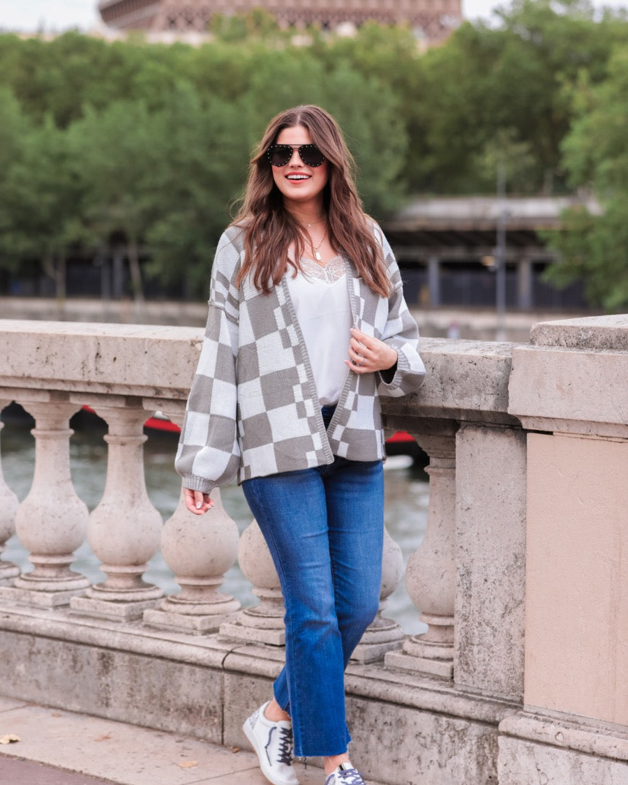 long-sleeve open front cardigan with balloon sleeves and a checkered pattern in grey/white
