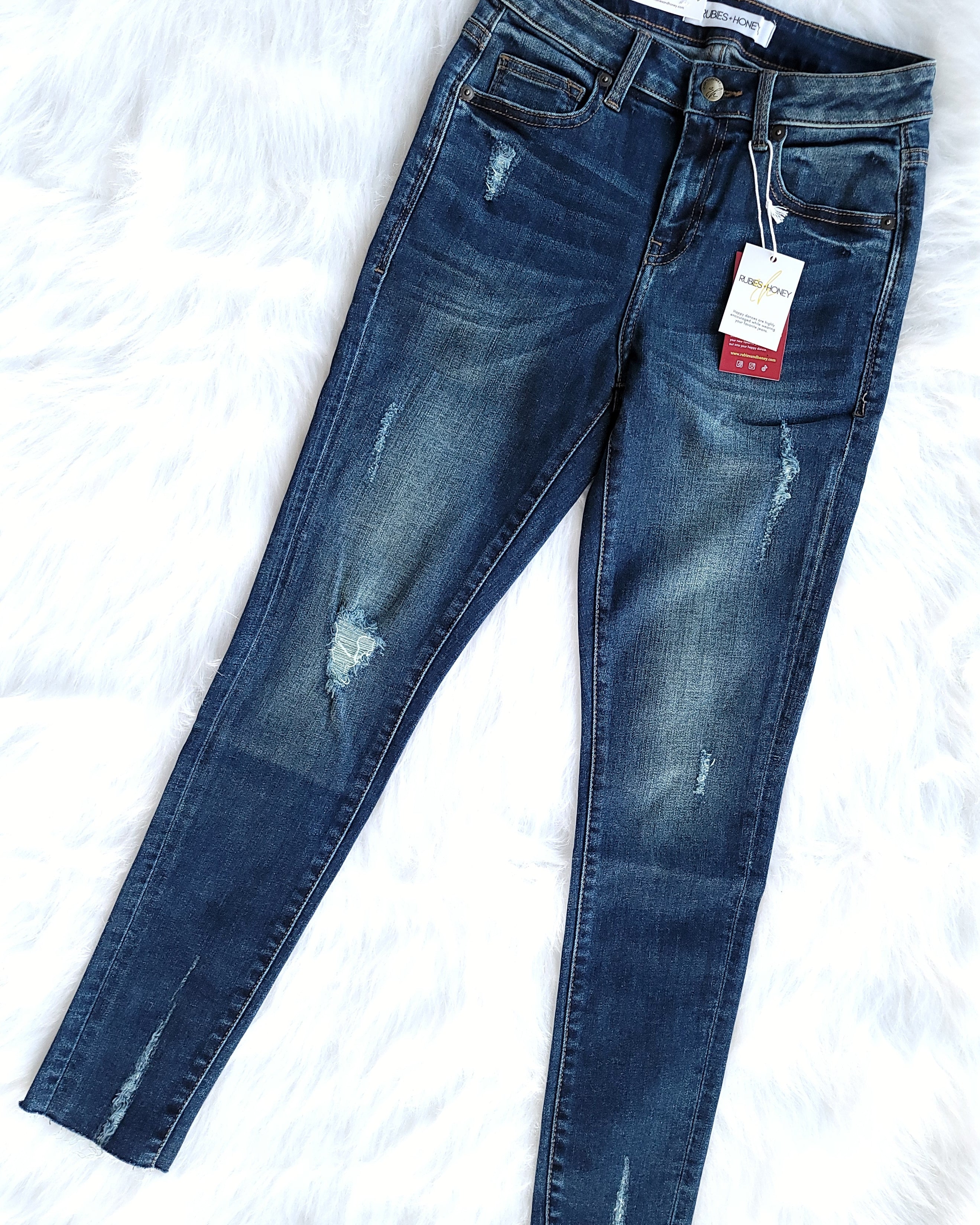mid-rise distressed ankle skinny jeans made of Lycra® Beauty denim with a zip button-up fly and pockets