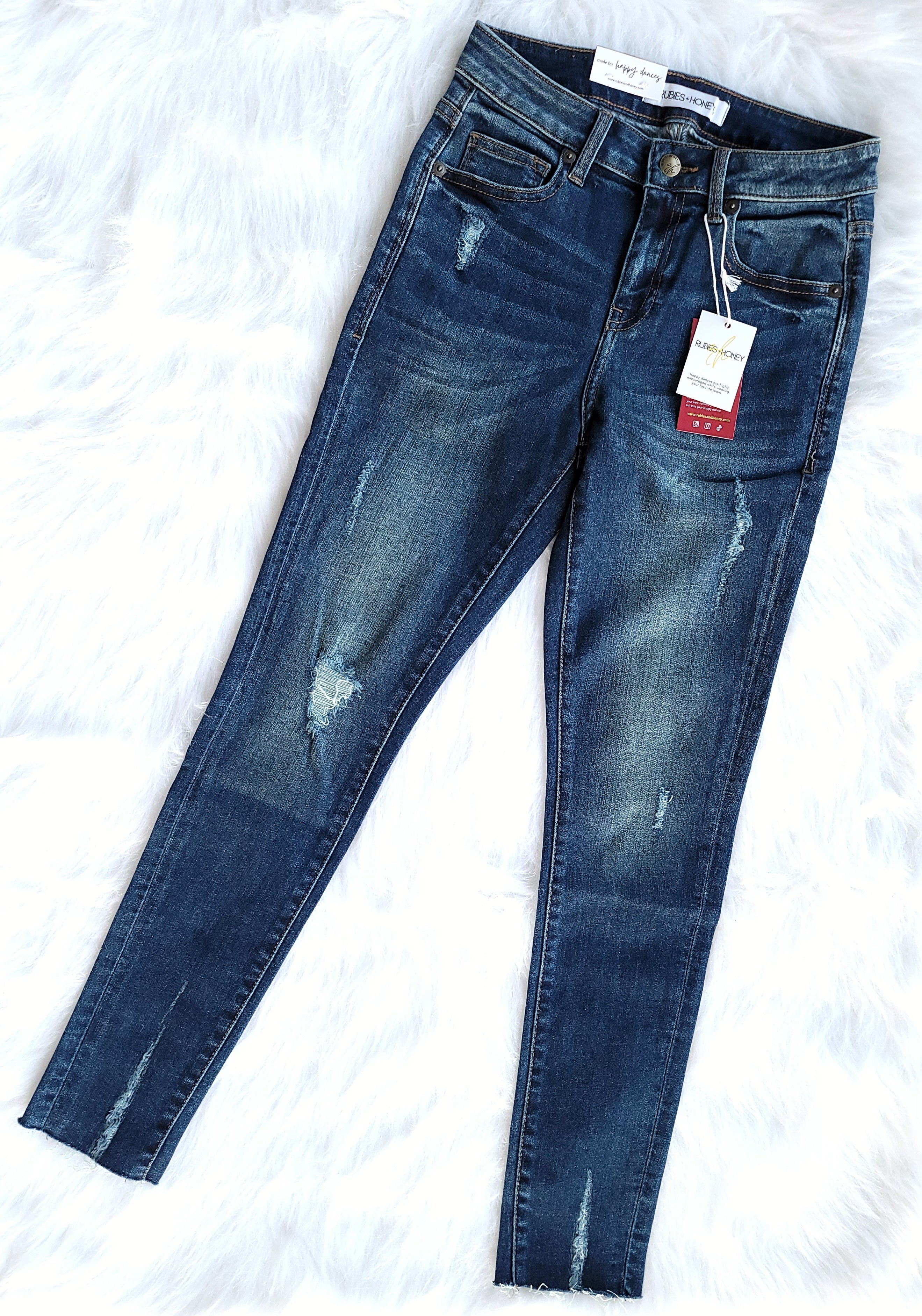 mid-rise distressed ankle skinny jeans made of Lycra® Beauty denim with a zip button-up fly and pockets