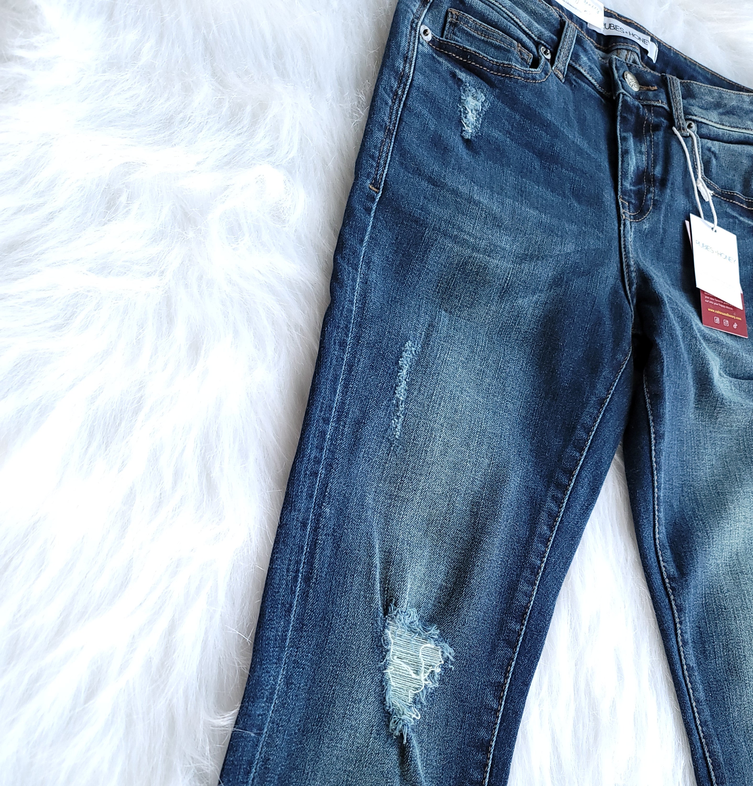 mid-rise distressed ankle skinny jeans made of Lycra® Beauty denim with a zip button-up fly and pockets