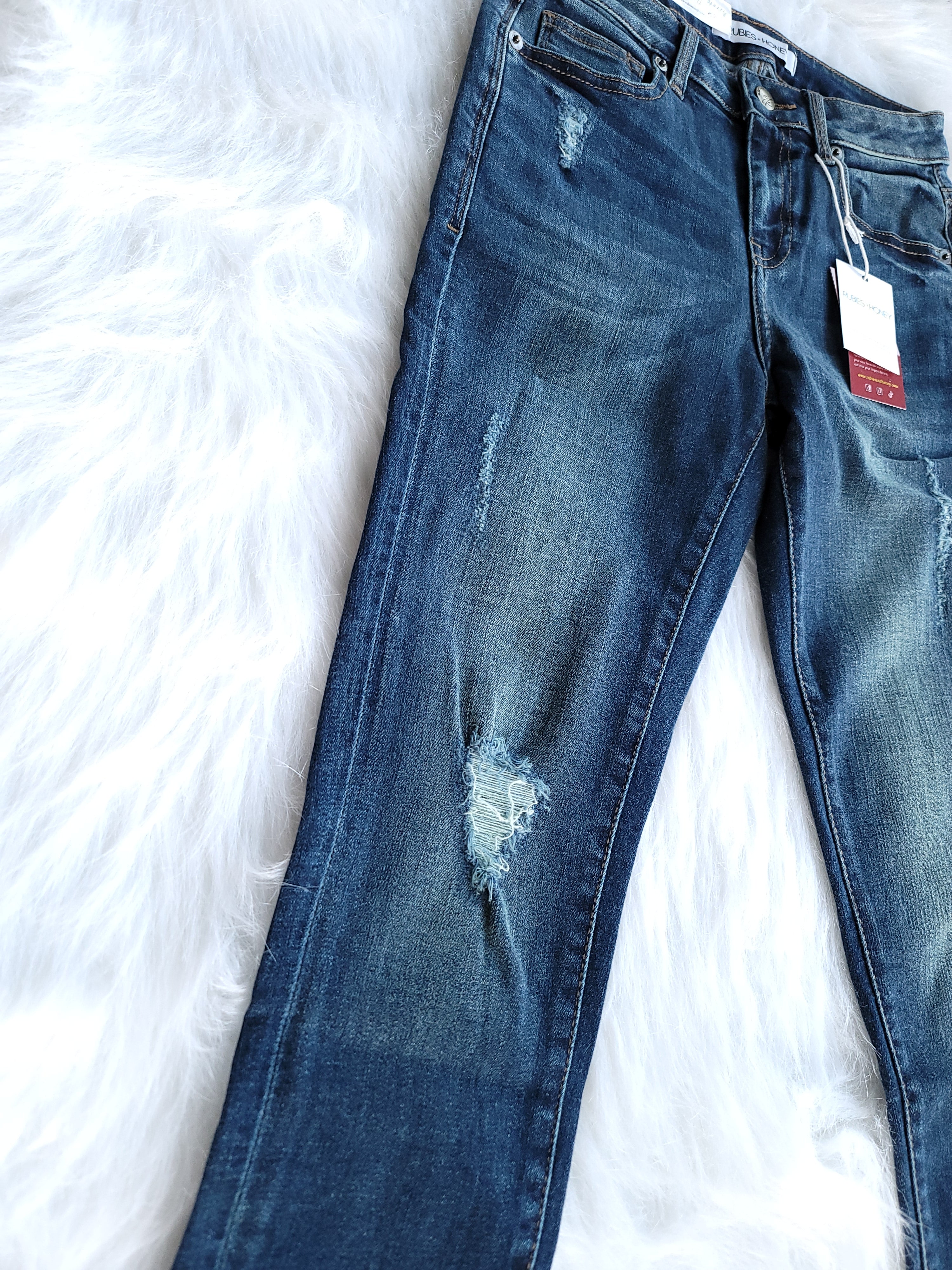 mid-rise distressed ankle skinny jeans made of Lycra® Beauty denim with a zip button-up fly and pockets