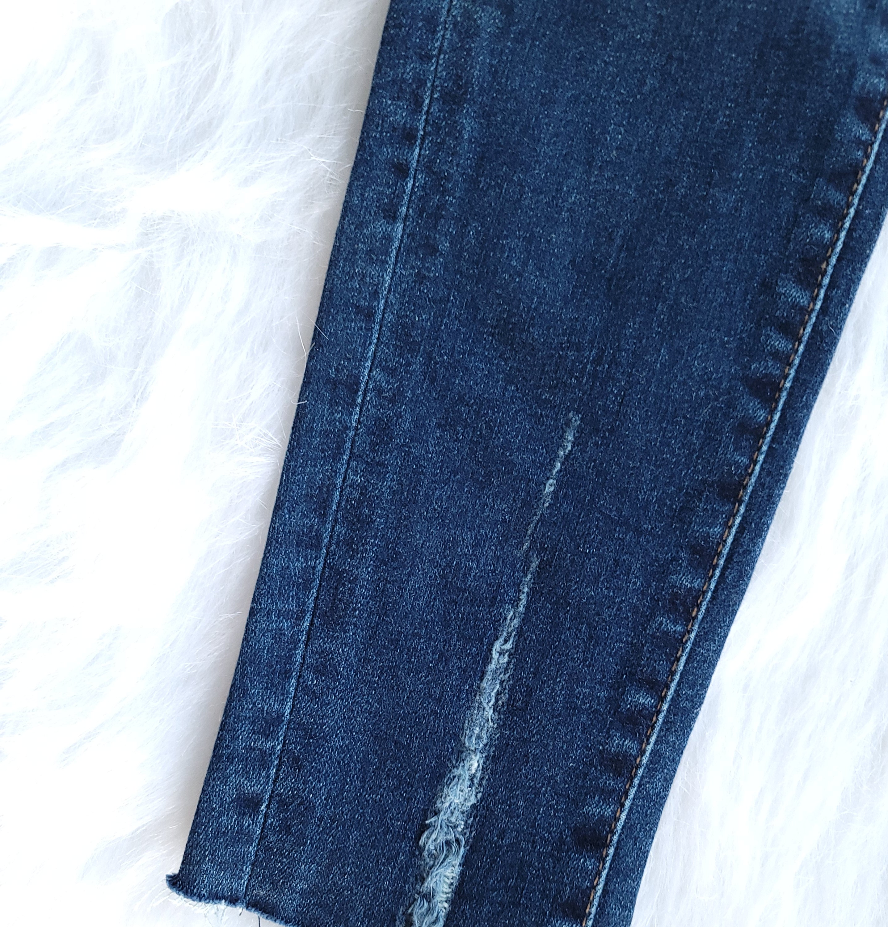 mid-rise distressed ankle skinny jeans made of Lycra® Beauty denim with a zip button-up fly and pockets