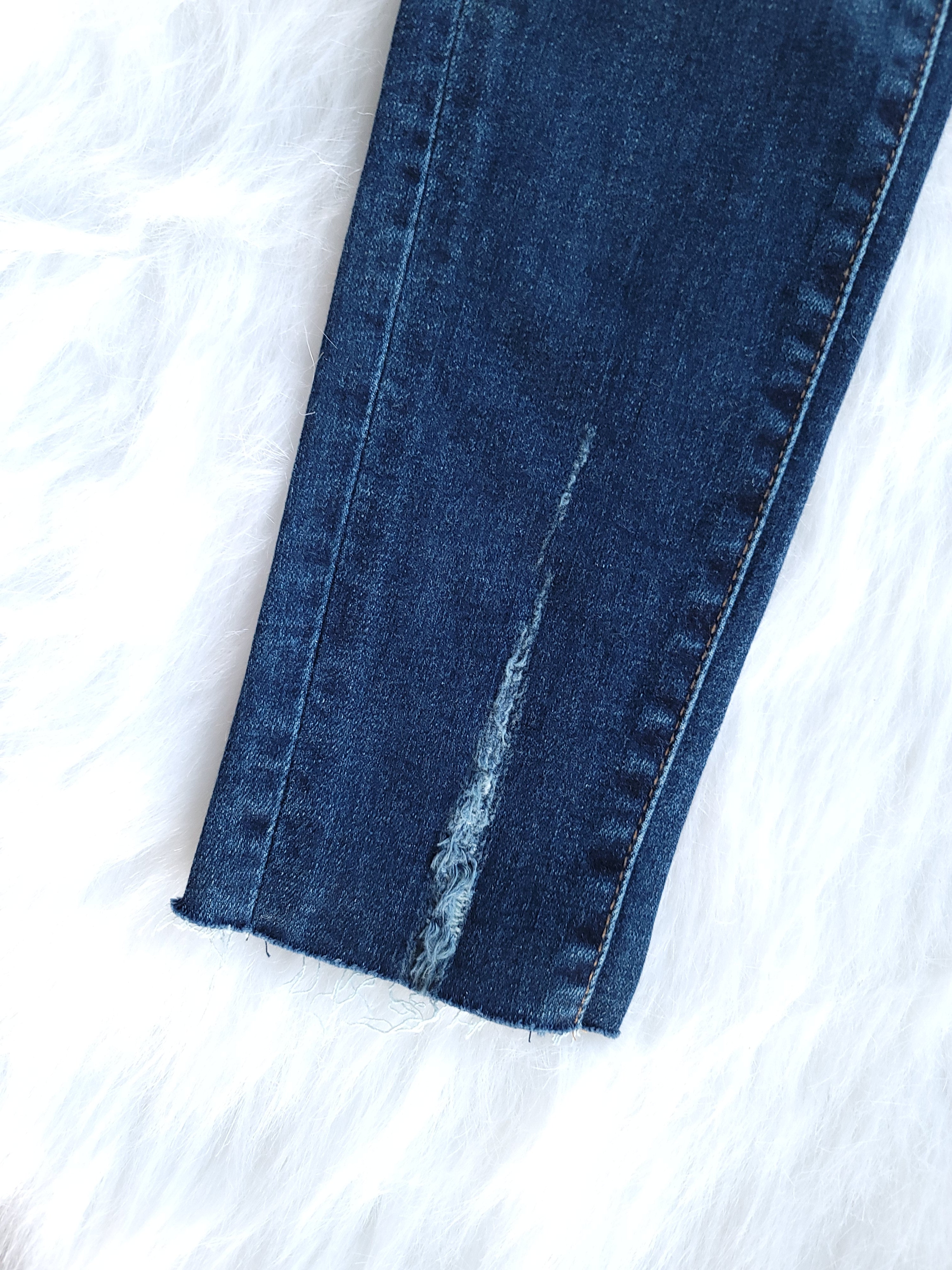 mid-rise distressed ankle skinny jeans made of Lycra® Beauty denim with a zip button-up fly and pockets