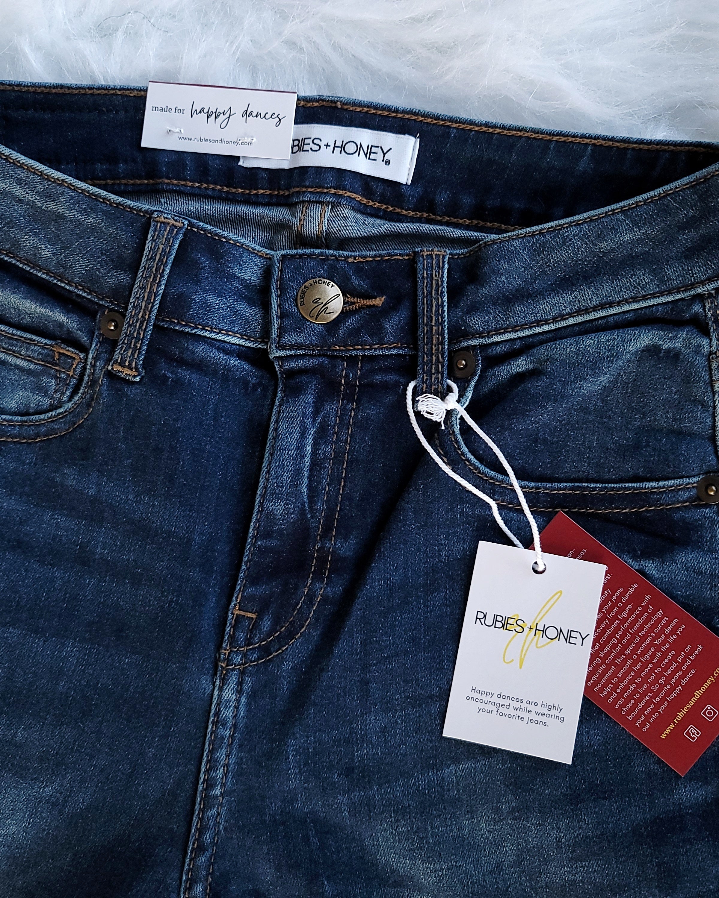 Mid-Rise Non-Distressed Dark Wash Skinny Jeans FLATLAY