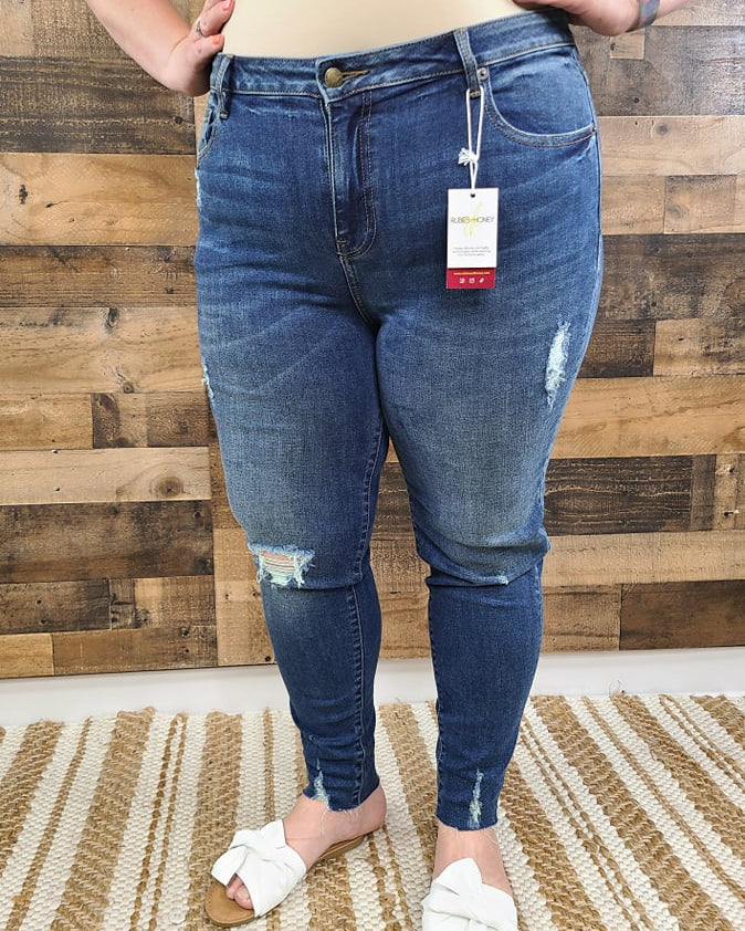 mid-rise distressed ankle skinny jeans made of Lycra® Beauty denim with a zip button-up fly and pockets