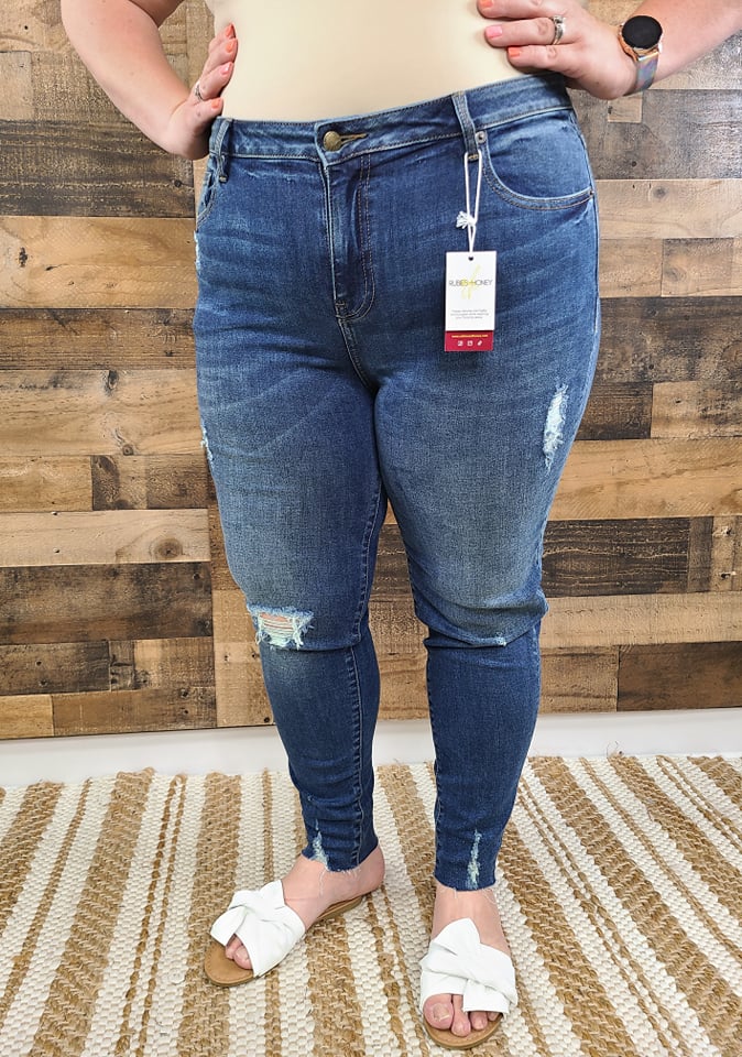 mid-rise distressed ankle skinny jeans made of Lycra® Beauty denim with a zip button-up fly and pockets