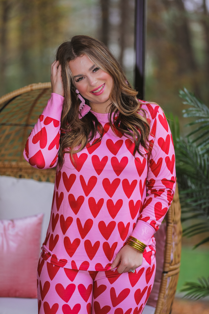 red-on-pink heart pattern set features long sleeves with a collared neckline and an elastic waistband bottom