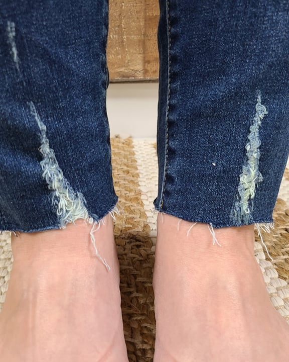 mid-rise distressed ankle skinny jeans made of Lycra® Beauty denim with a zip button-up fly and pockets