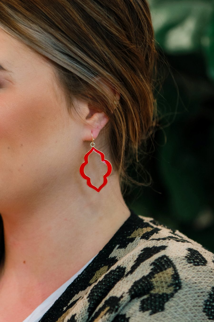 quatrefoil-shaped hook earrings with colored enamel centers in red