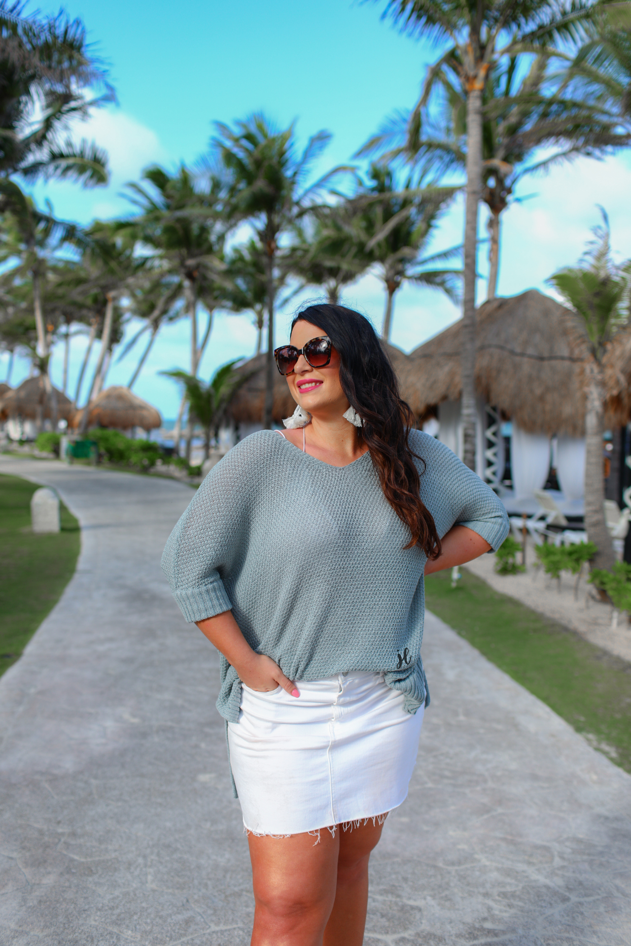 lightweight oversized tunic made of loosely knitted material with three-quarter sleeves, a hi-lo hemline, side slits, and a relaxed drape for easy, all-day wear in grey