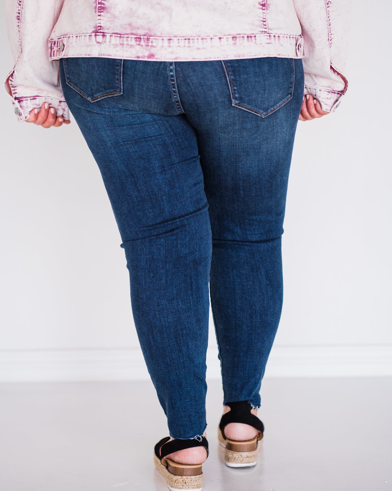 mid-rise distressed ankle skinny jeans made of Lycra® Beauty denim with a zip button-up fly and pockets