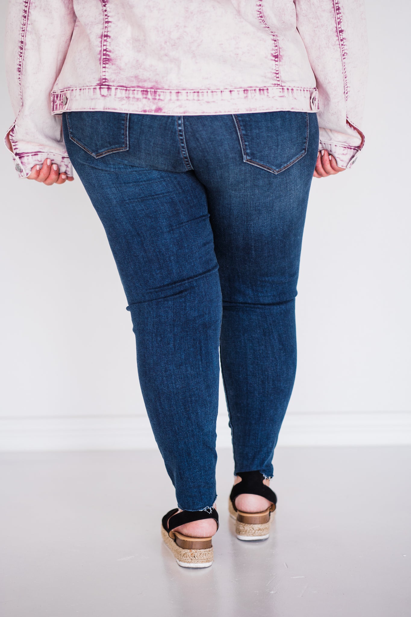 mid-rise distressed ankle skinny jeans made of Lycra® Beauty denim with a zip button-up fly and pockets