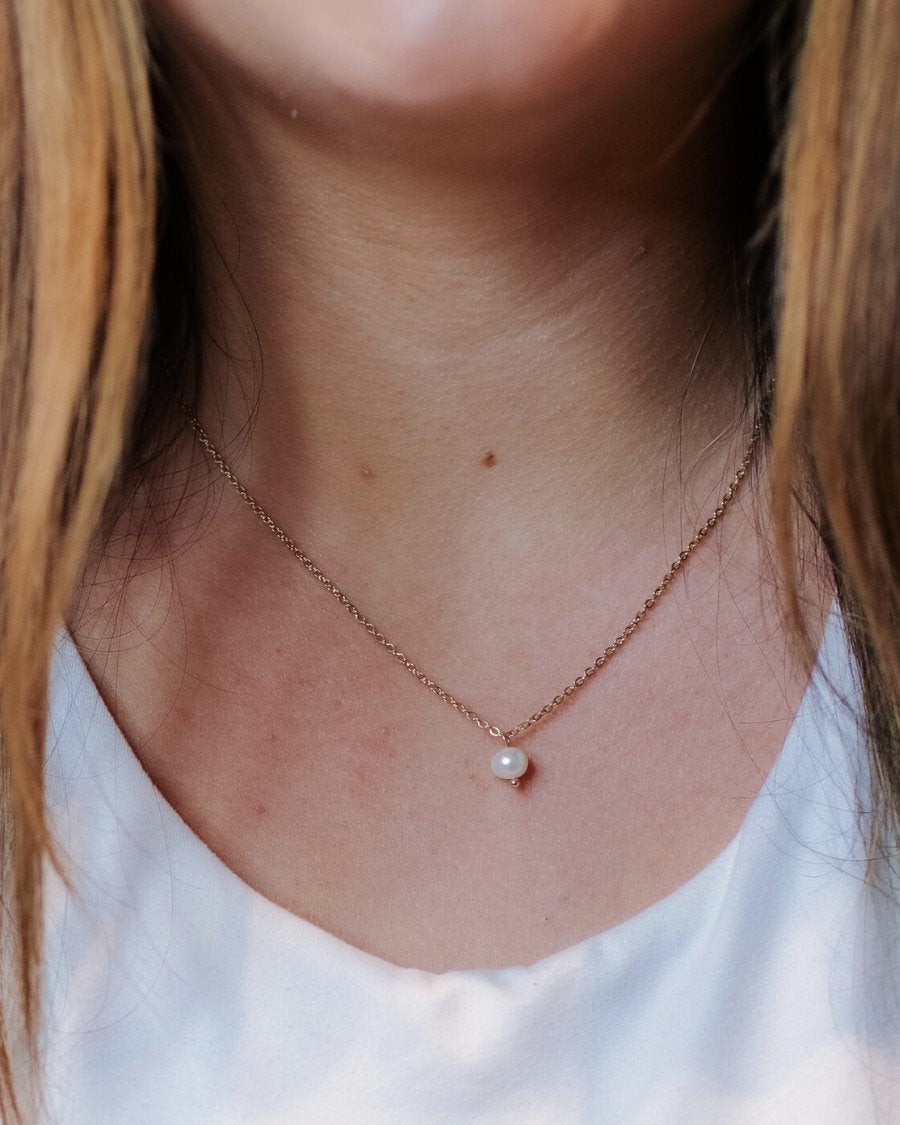 an adjustable dainty chain adorned with a pearl