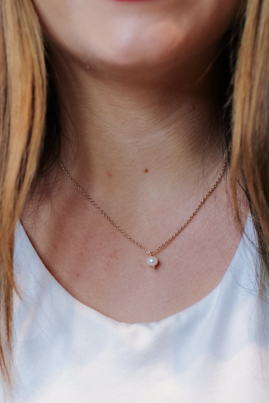 an adjustable dainty chain adorned with a pearl