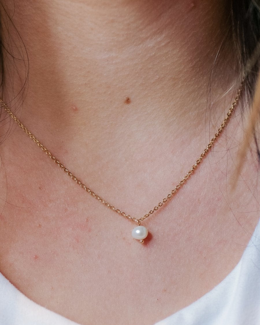 an adjustable dainty chain adorned with a pearl