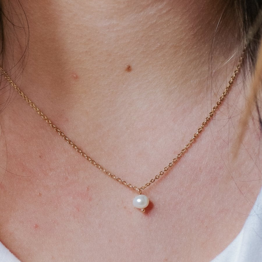 an adjustable dainty chain adorned with a pearl