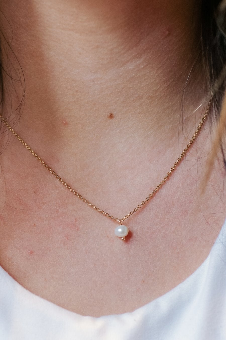 an adjustable dainty chain adorned with a pearl