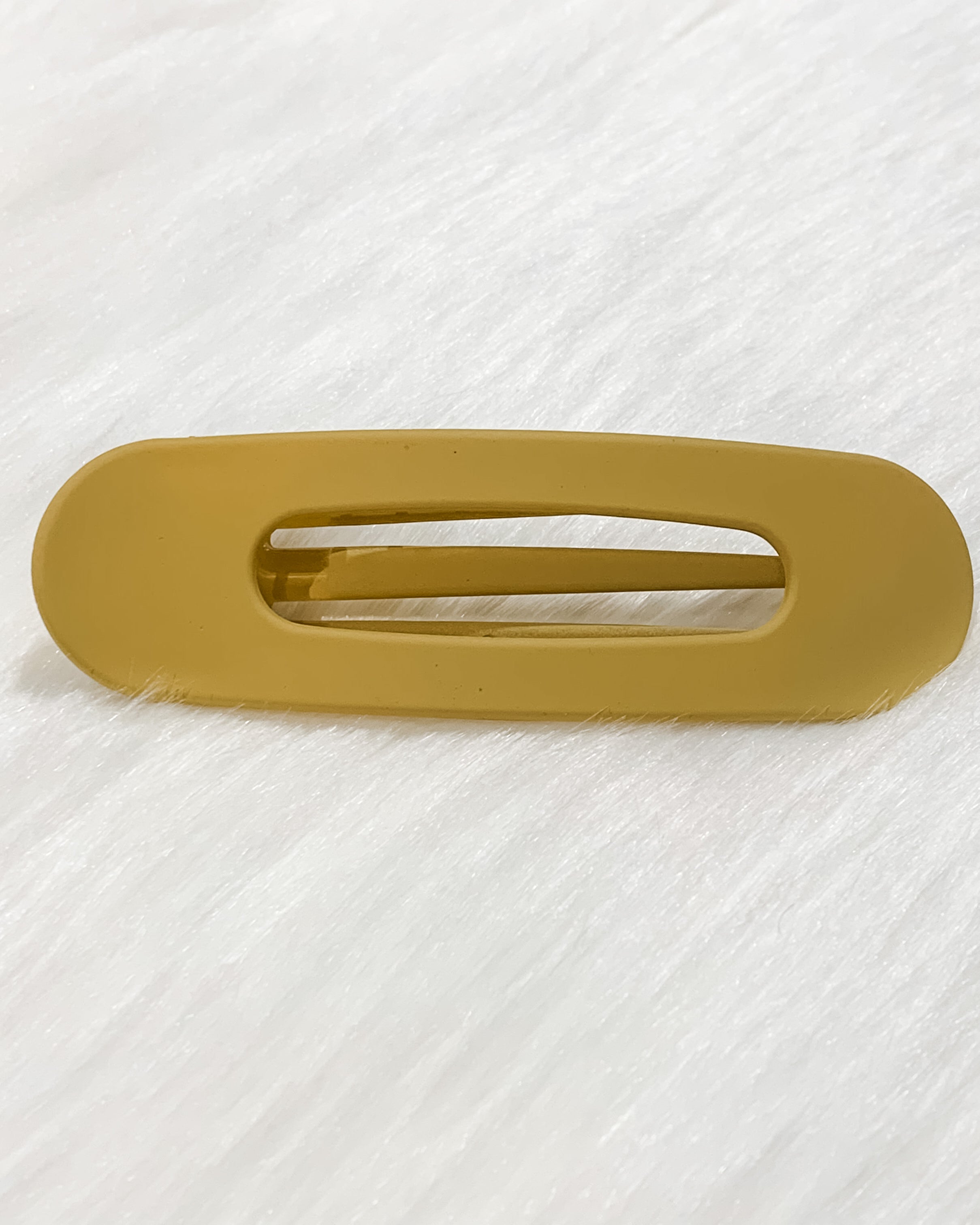 Raeh oversized spring back clip with curve design in mustard