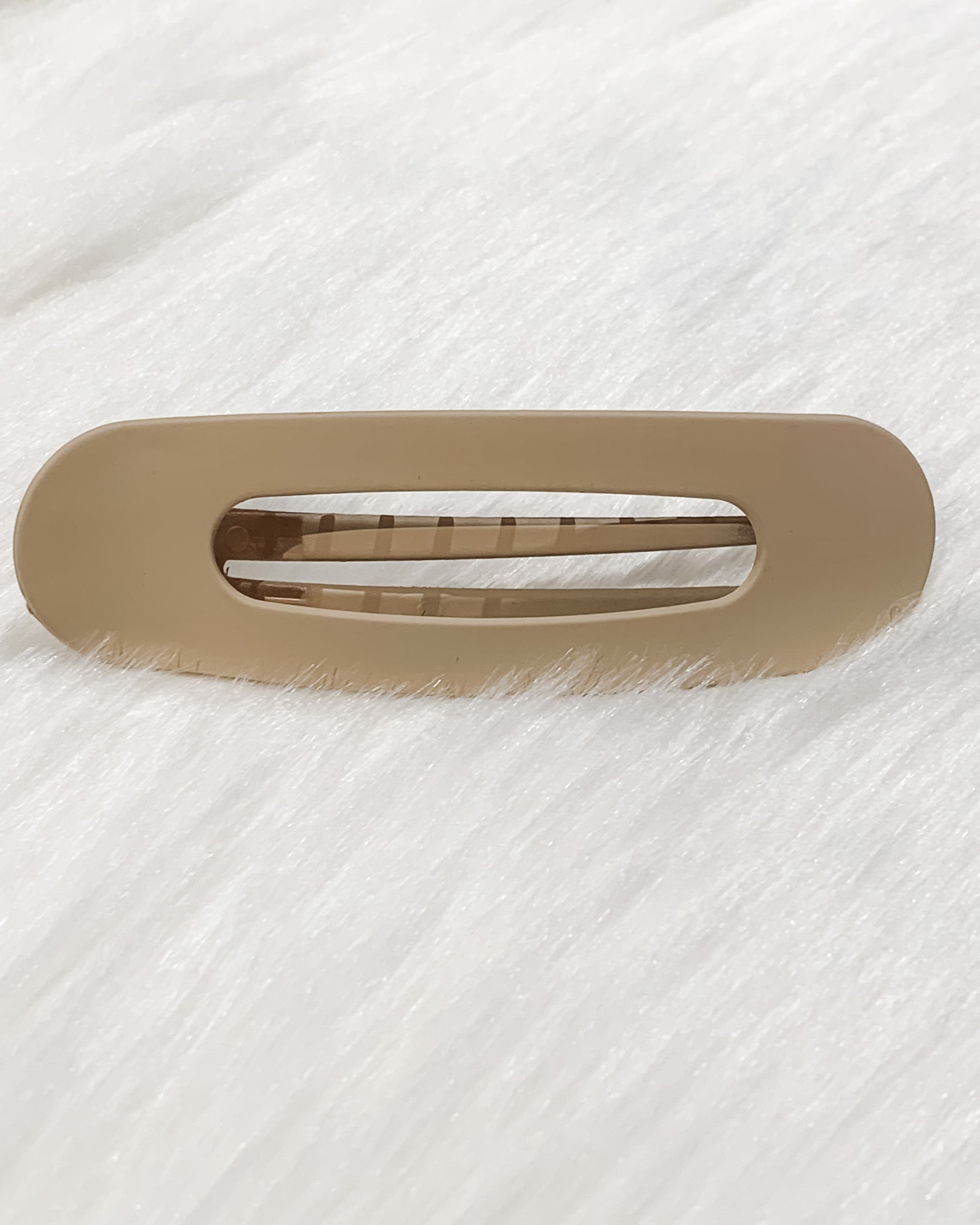 Raeh oversized spring back clip with curve design in neutral