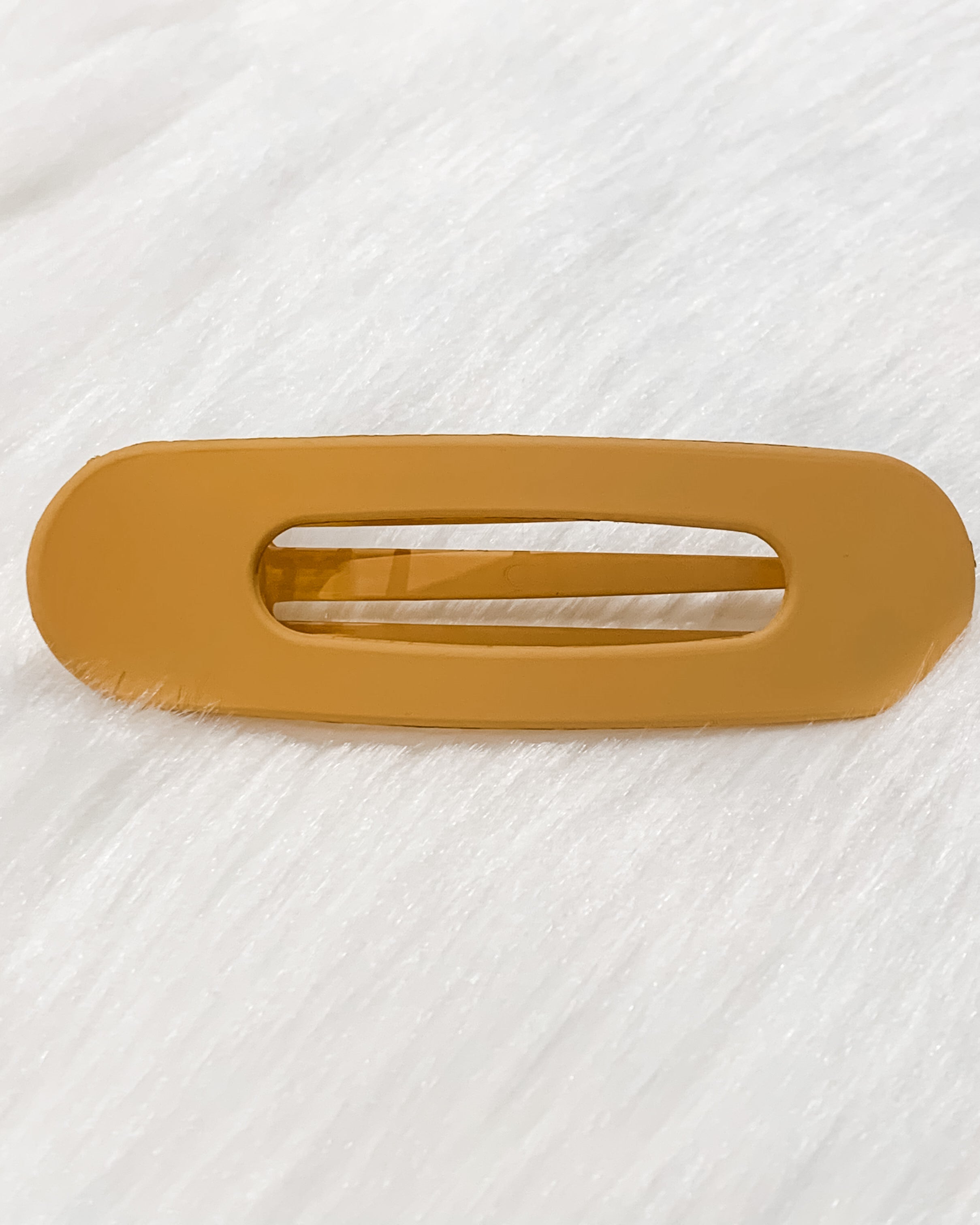 Raeh oversized spring back clip with curve design in peach