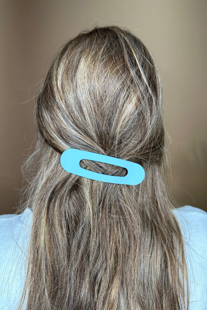 oversized spring back clip with curve design in blue