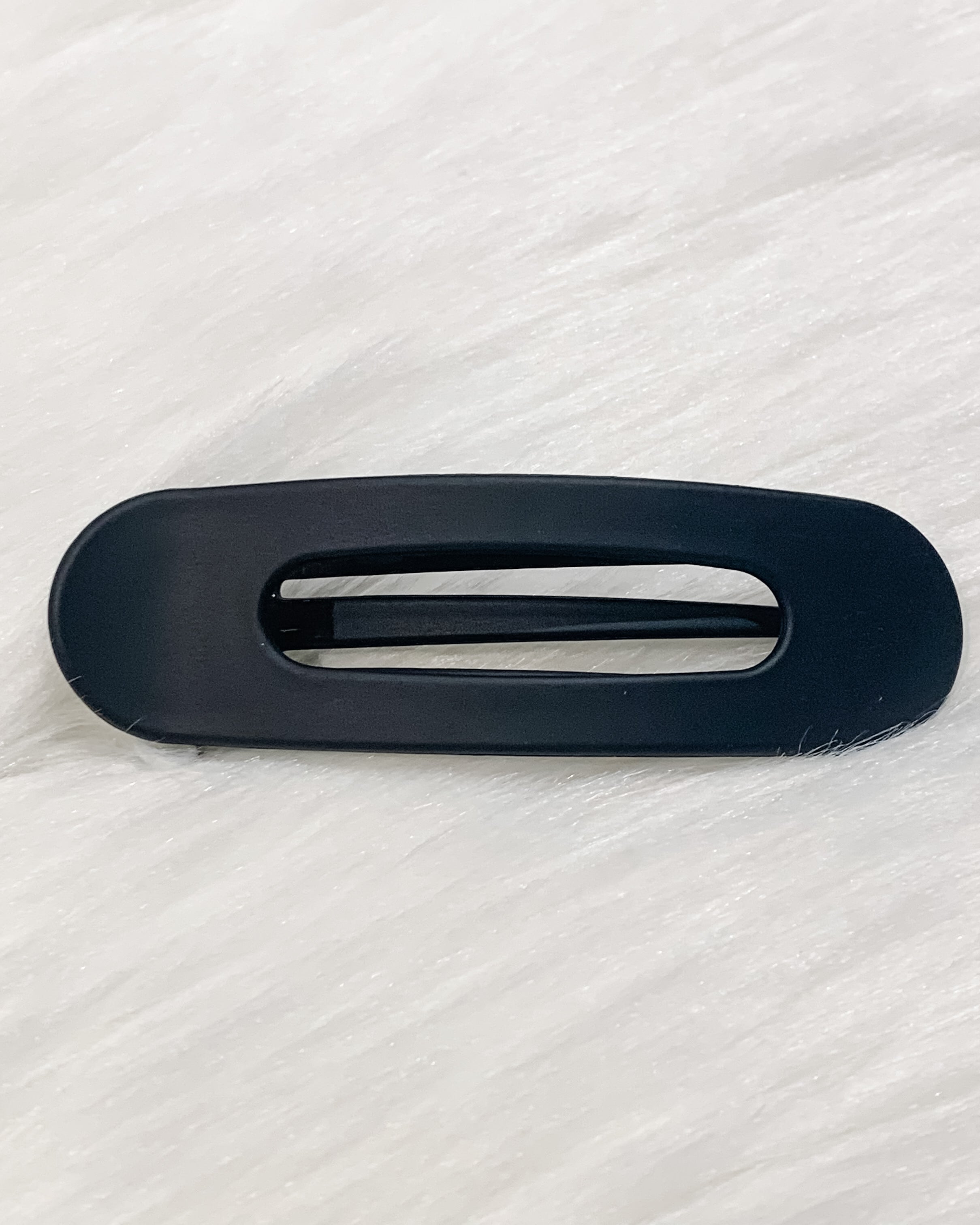 Raeh oversized spring back clip with curve design in black