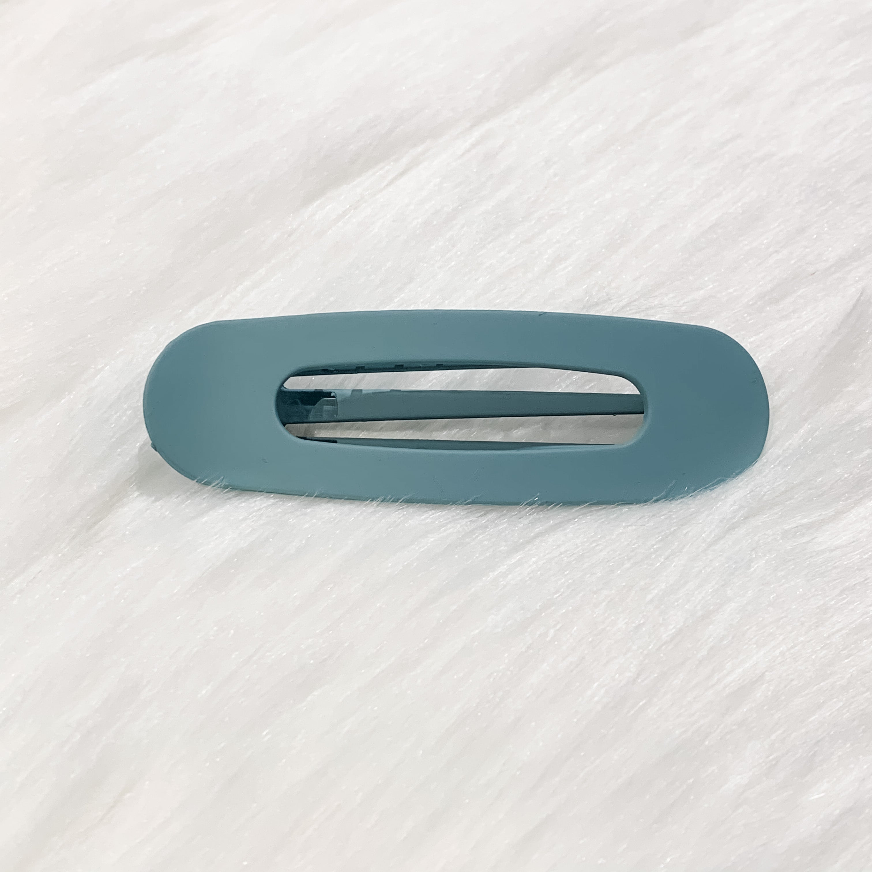 Raeh oversized spring back clip with curve design in blue