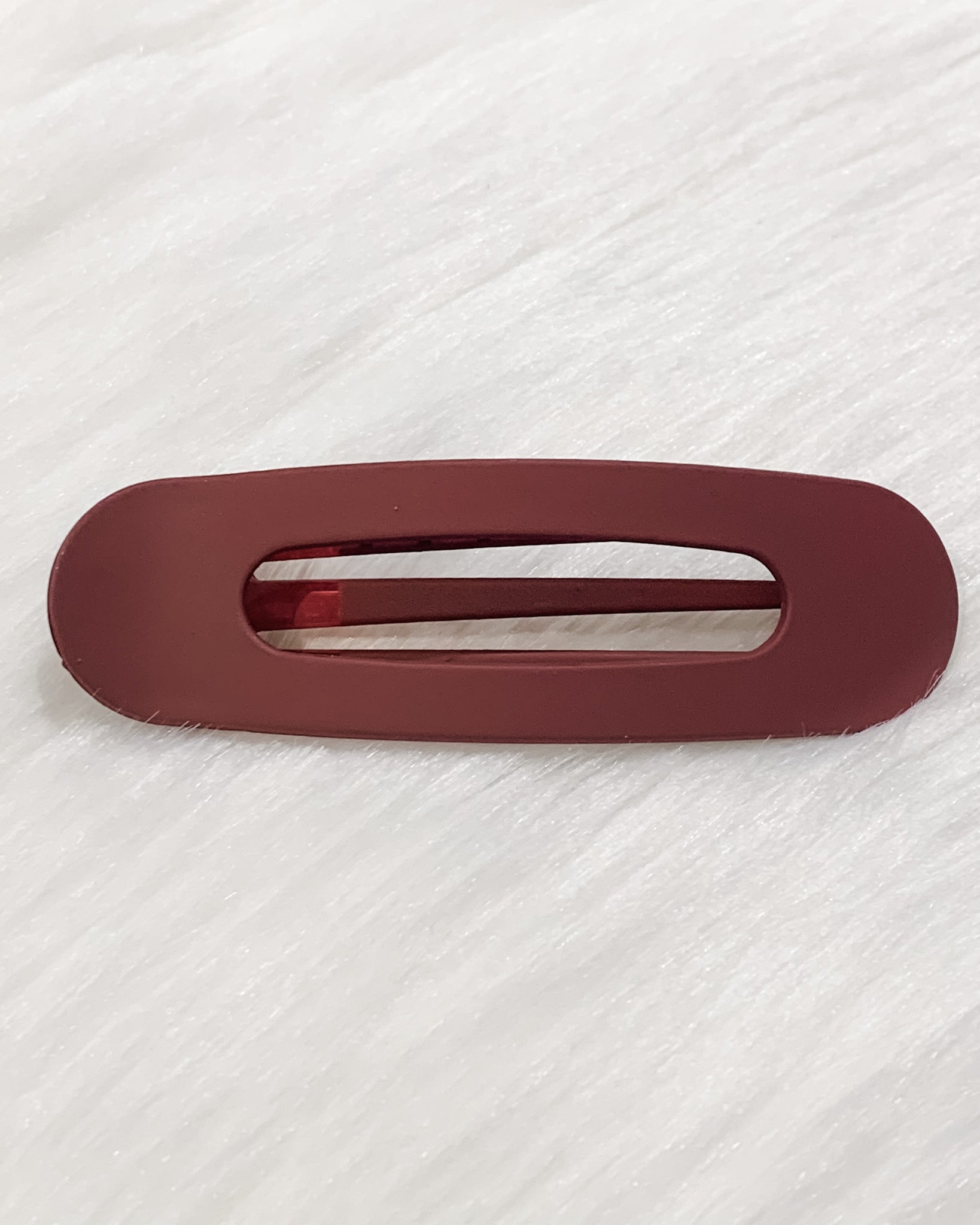 Raeh oversized spring back clip with curve design in burgundy