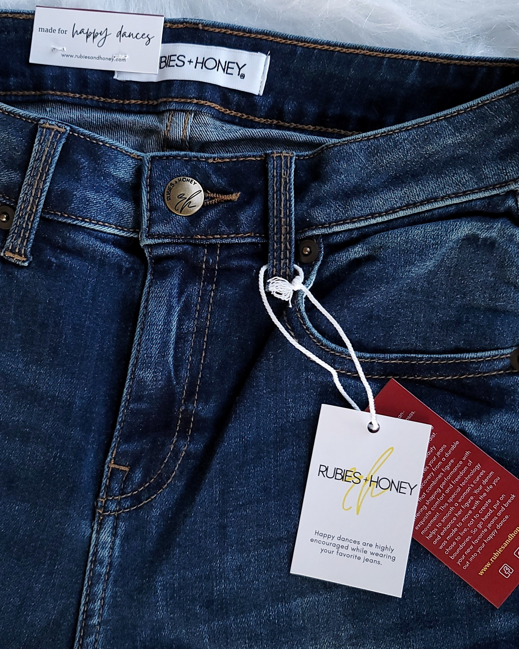 Mid-Rise Non-Distressed Dark Wash Skinny Jeans FLATLAY