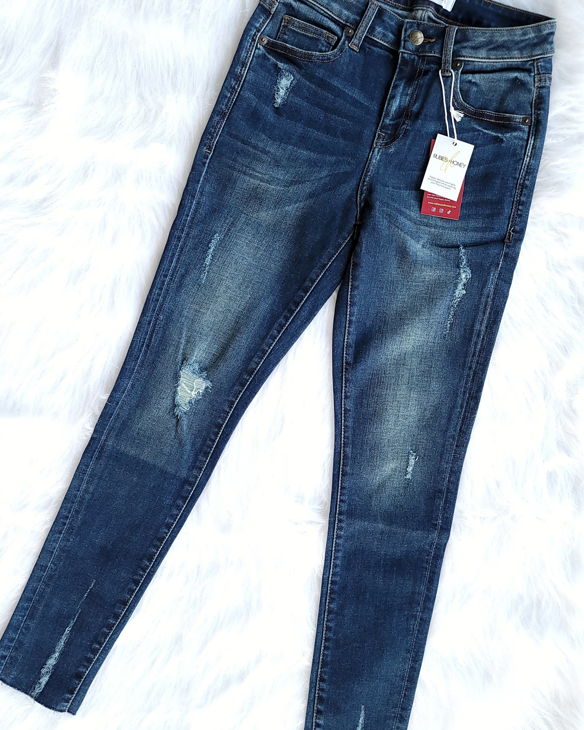 mid-rise distressed ankle skinny jeans made of Lycra® Beauty denim with a zip button-up fly and pockets