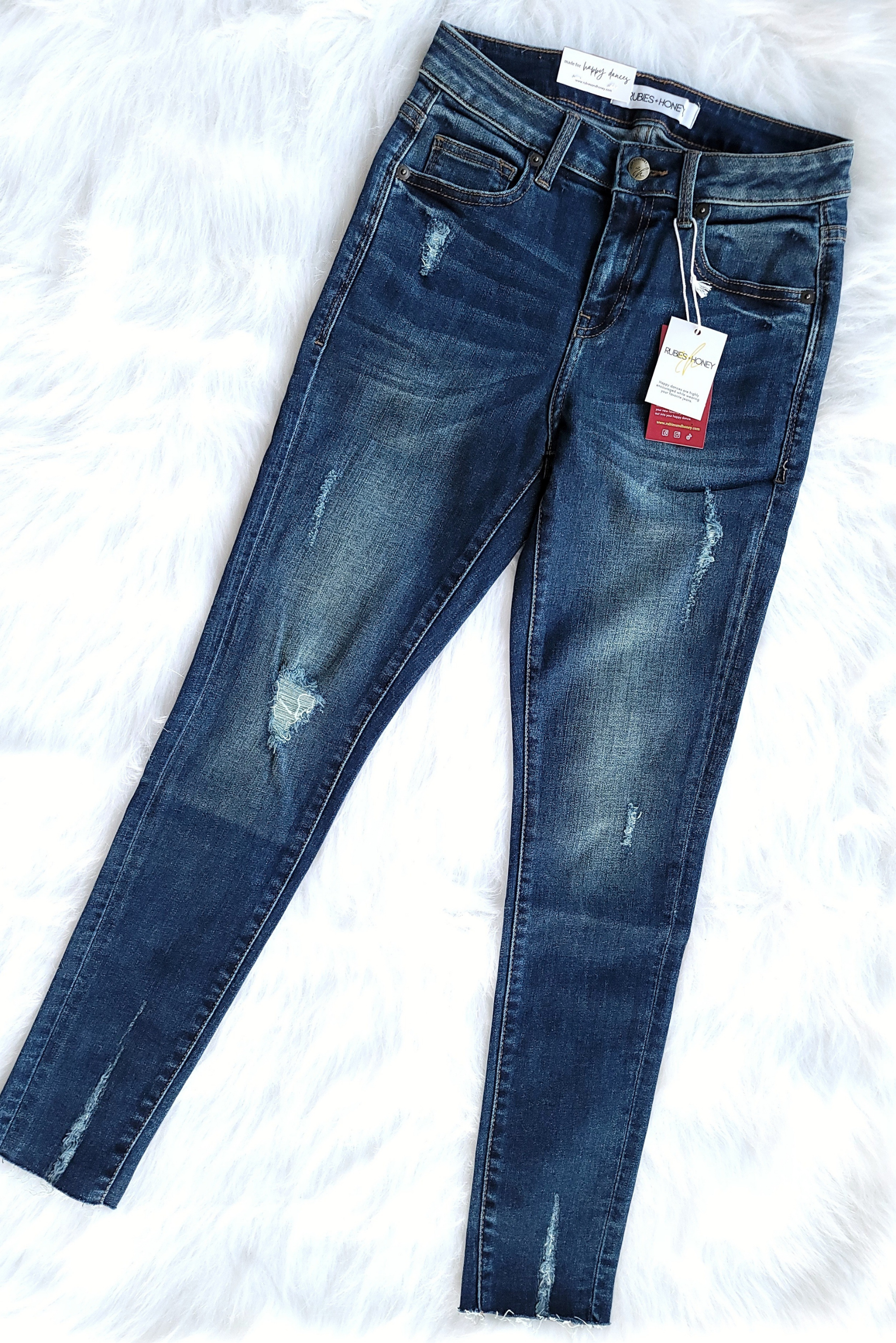 mid-rise distressed ankle skinny jeans made of Lycra® Beauty denim with a zip button-up fly and pockets