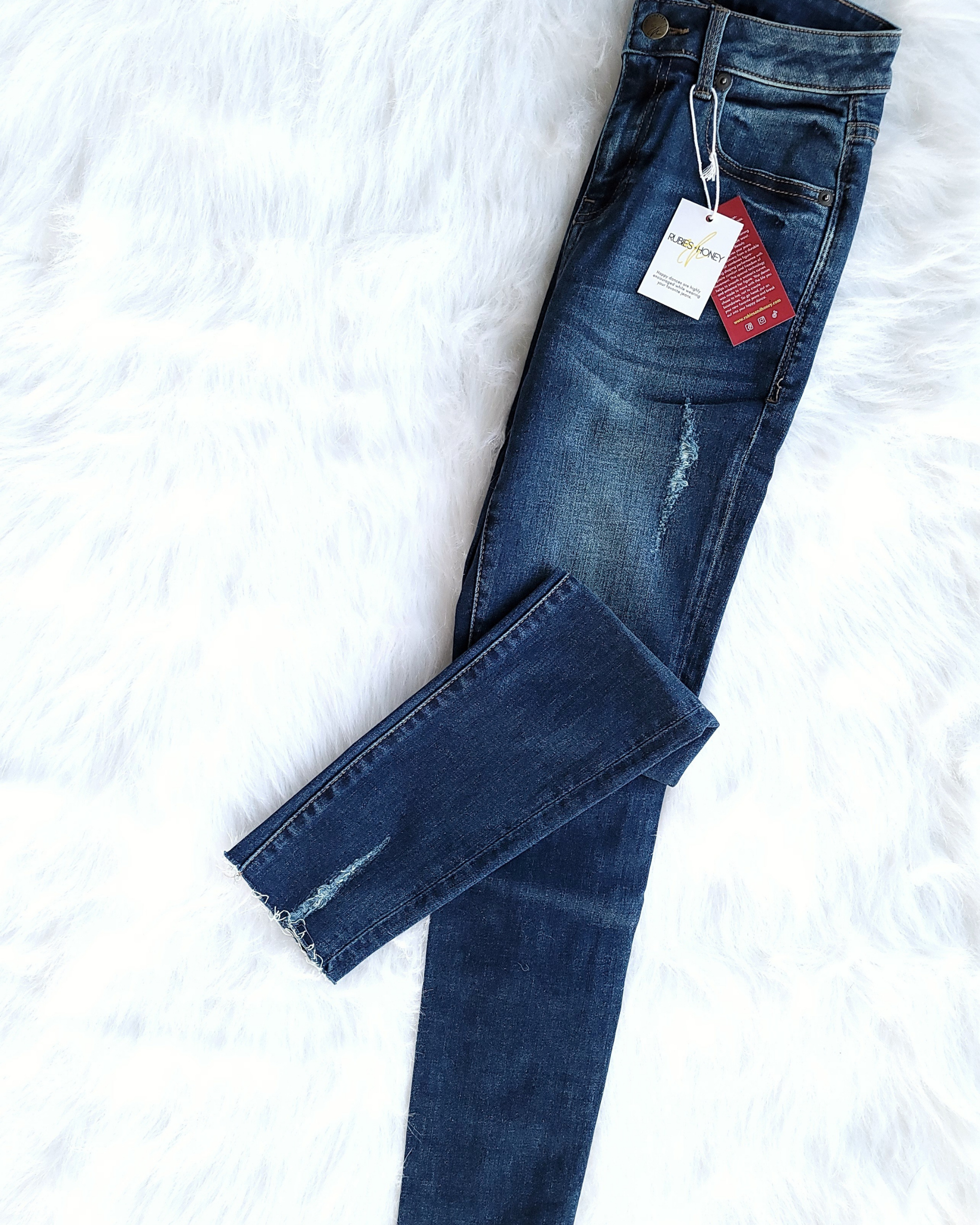 mid-rise distressed ankle skinny jeans made of Lycra® Beauty denim with a zip button-up fly and pockets