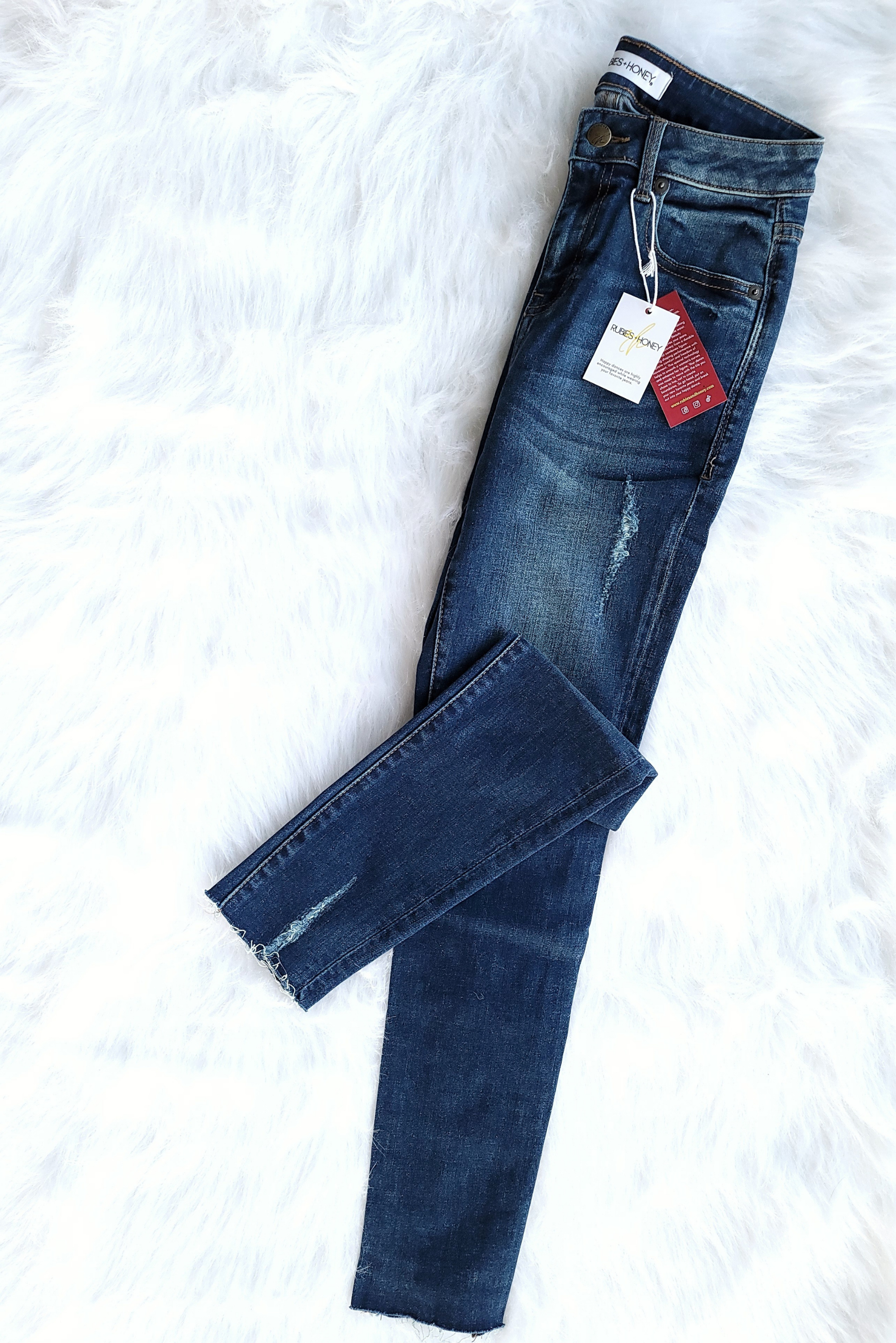 mid-rise distressed ankle skinny jeans made of Lycra® Beauty denim with a zip button-up fly and pockets