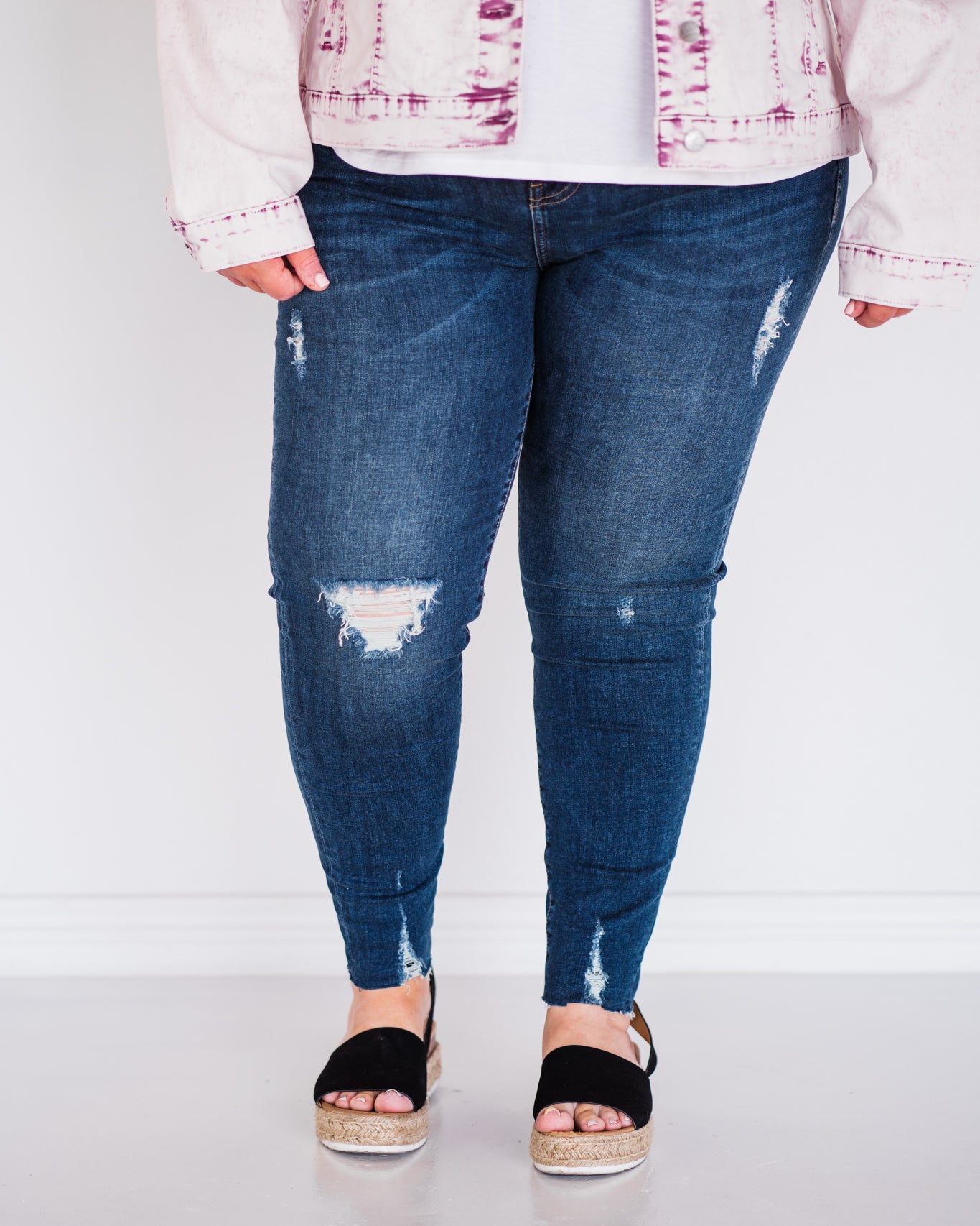 mid-rise distressed ankle skinny jeans made of Lycra® Beauty denim with a zip button-up fly and pockets