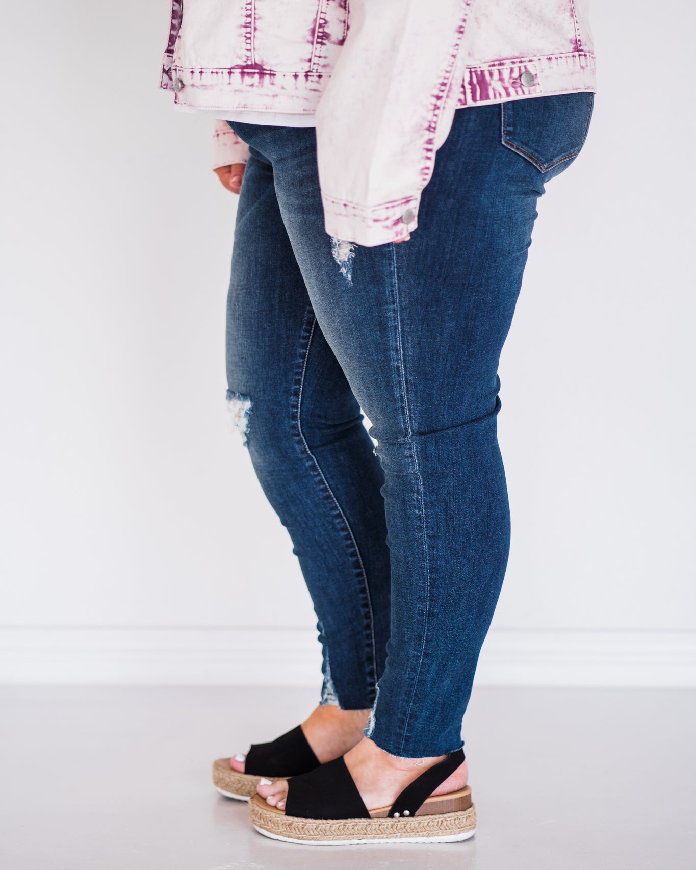 mid-rise distressed ankle skinny jeans made of Lycra® Beauty denim with a zip button-up fly and pockets