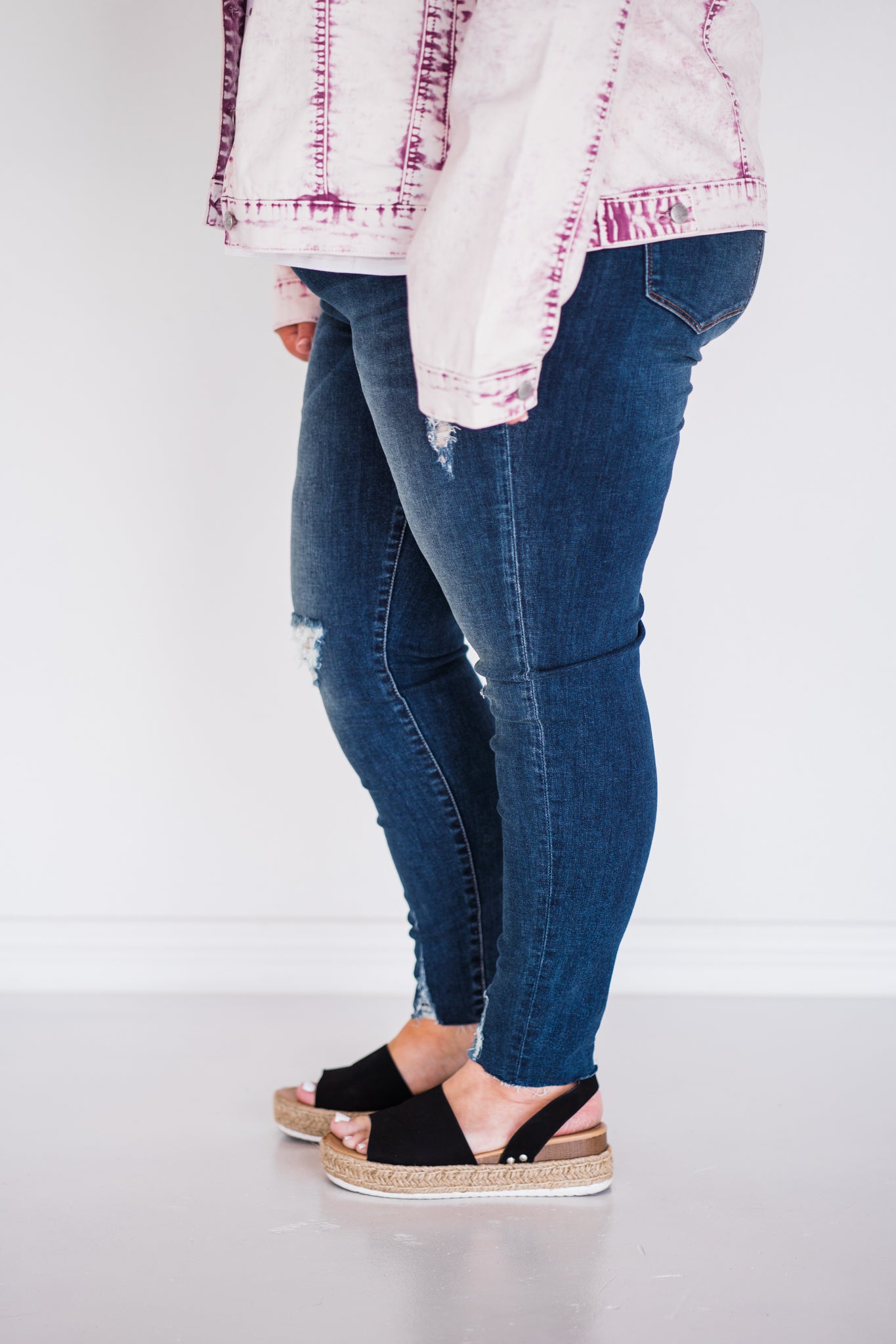 mid-rise distressed ankle skinny jeans made of Lycra® Beauty denim with a zip button-up fly and pockets