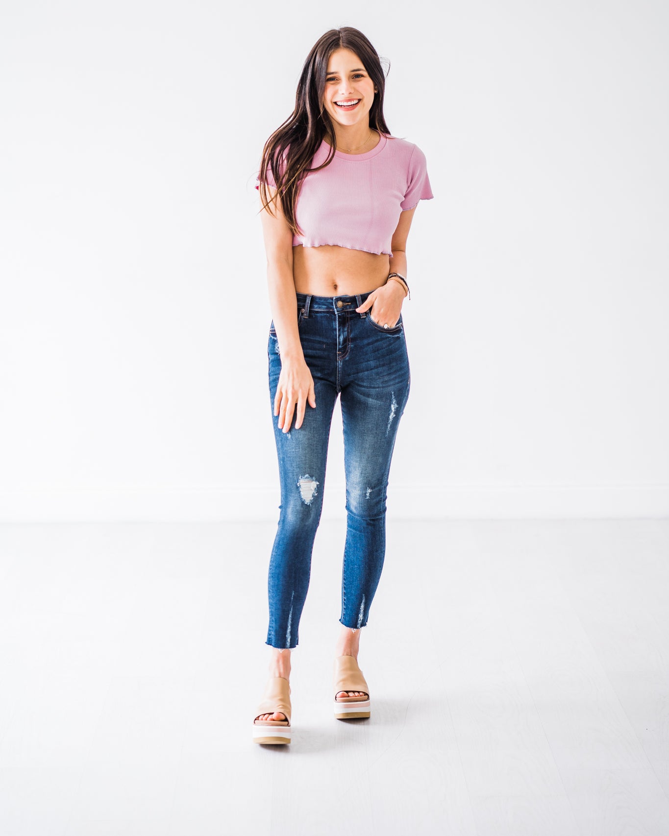 mid-rise distressed ankle skinny jeans made of Lycra® Beauty denim with a zip button-up fly and pockets