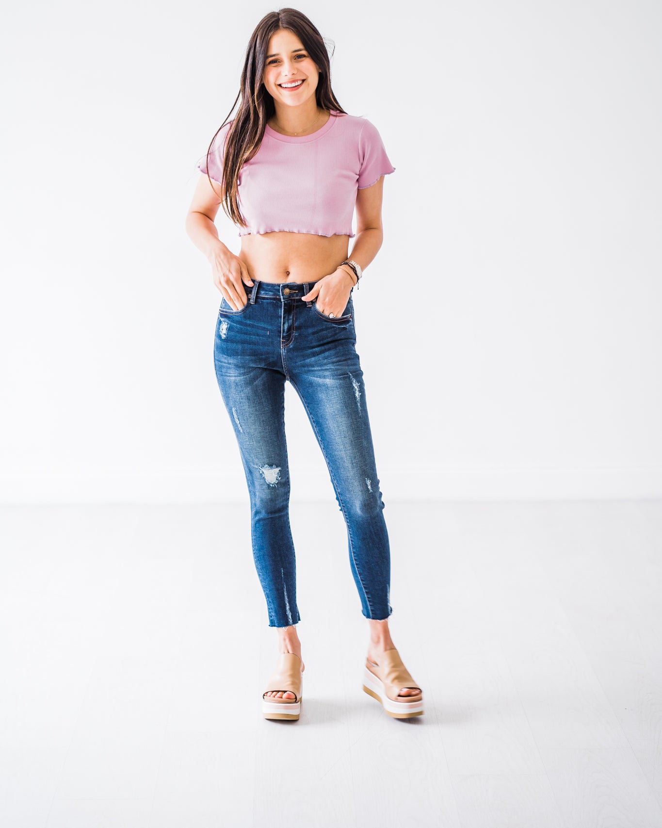 mid-rise distressed ankle skinny jeans made of Lycra® Beauty denim with a zip button-up fly and pockets