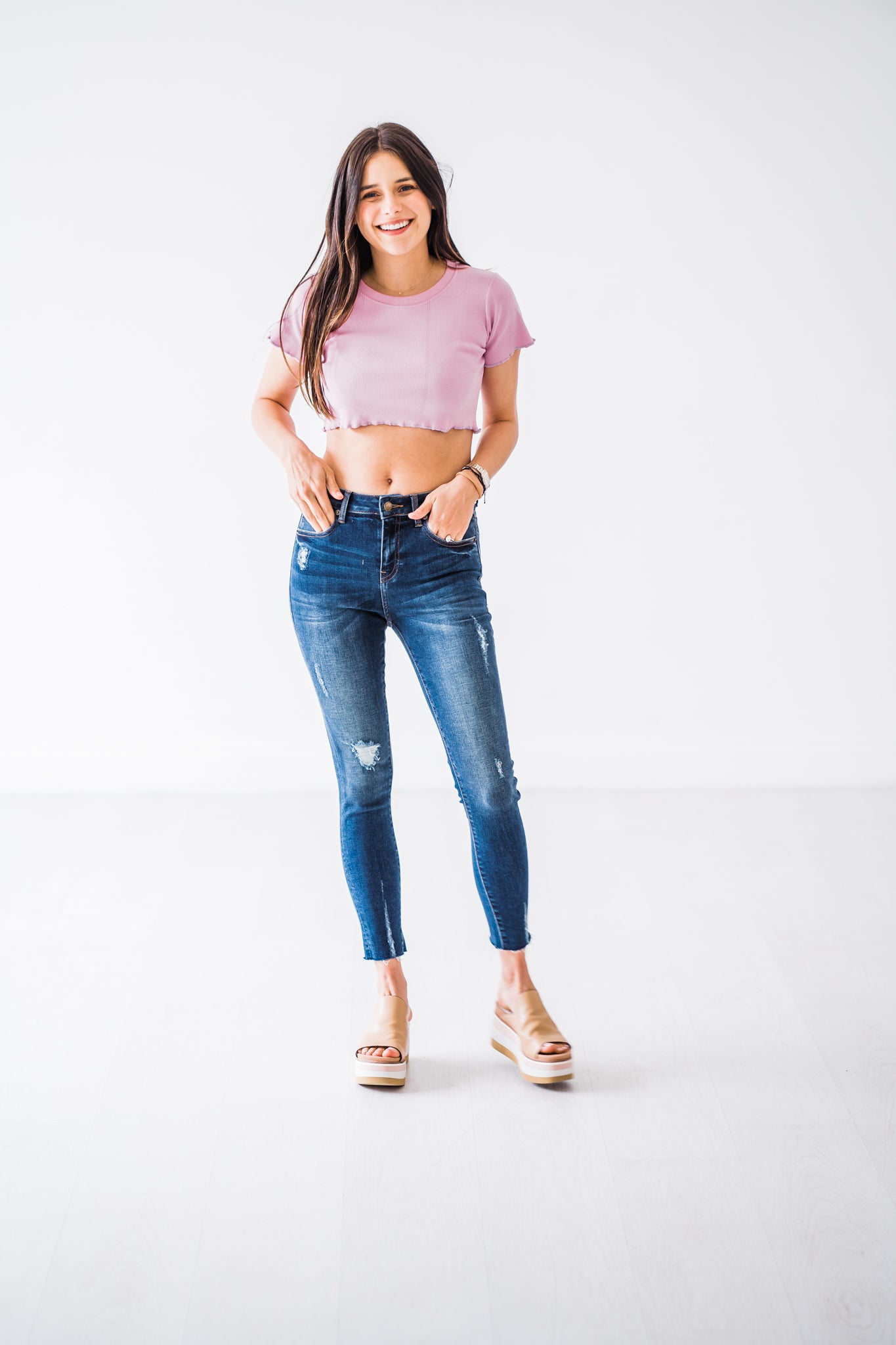 mid-rise distressed ankle skinny jeans made of Lycra® Beauty denim with a zip button-up fly and pockets
