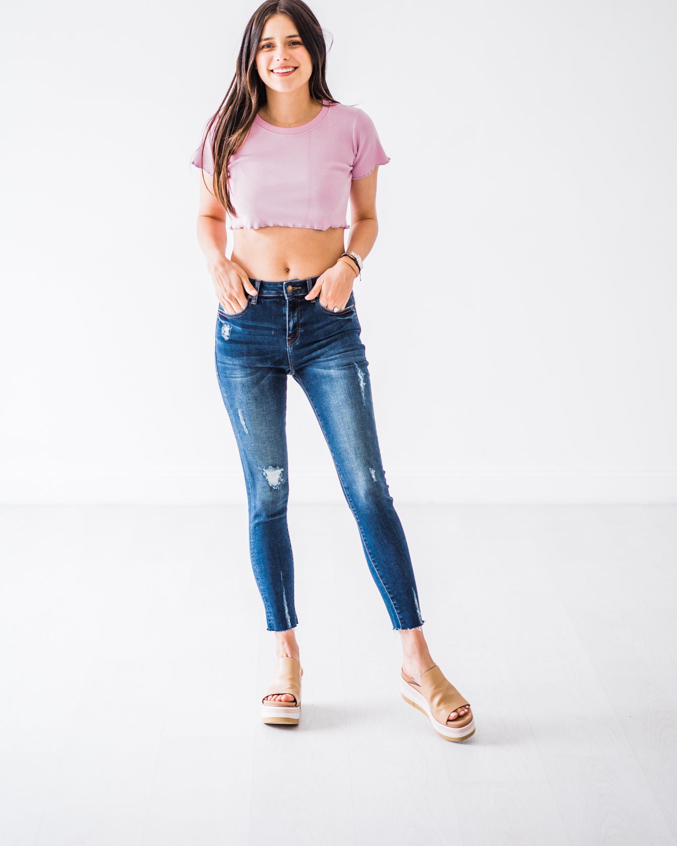 mid-rise distressed ankle skinny jeans made of Lycra® Beauty denim with a zip button-up fly and pockets