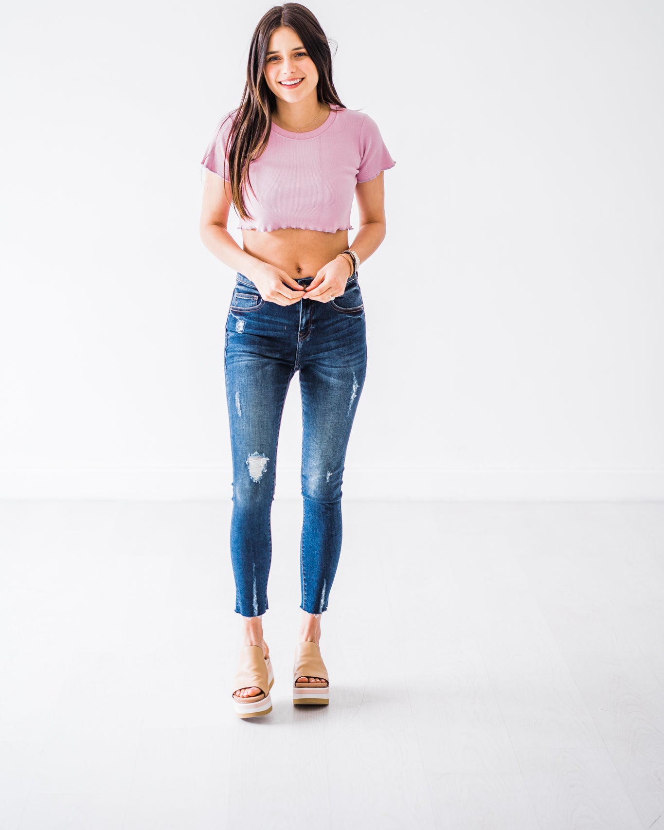 mid-rise distressed ankle skinny jeans made of Lycra® Beauty denim with a zip button-up fly and pockets
