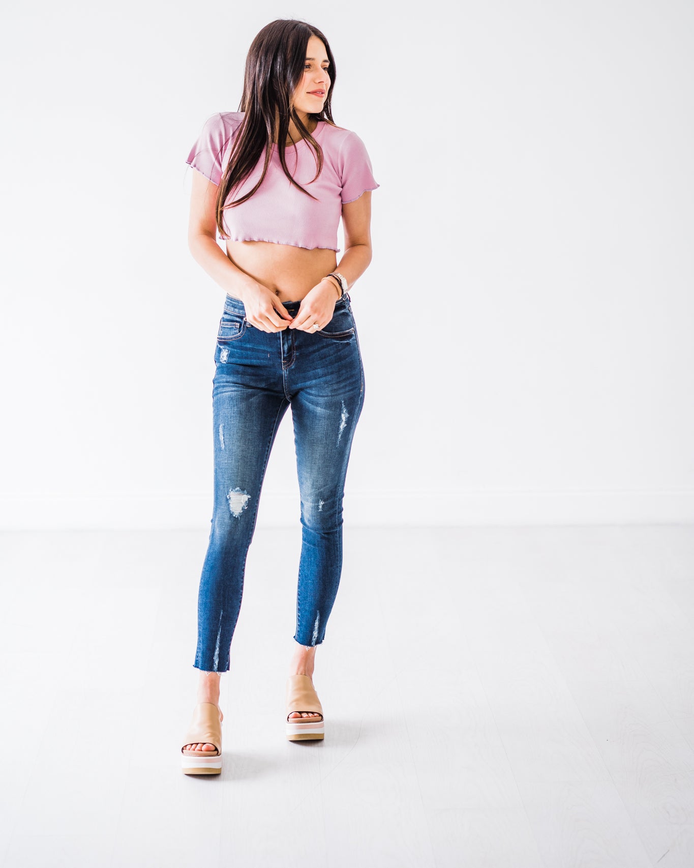 mid-rise distressed ankle skinny jeans made of Lycra® Beauty denim with a zip button-up fly and pockets