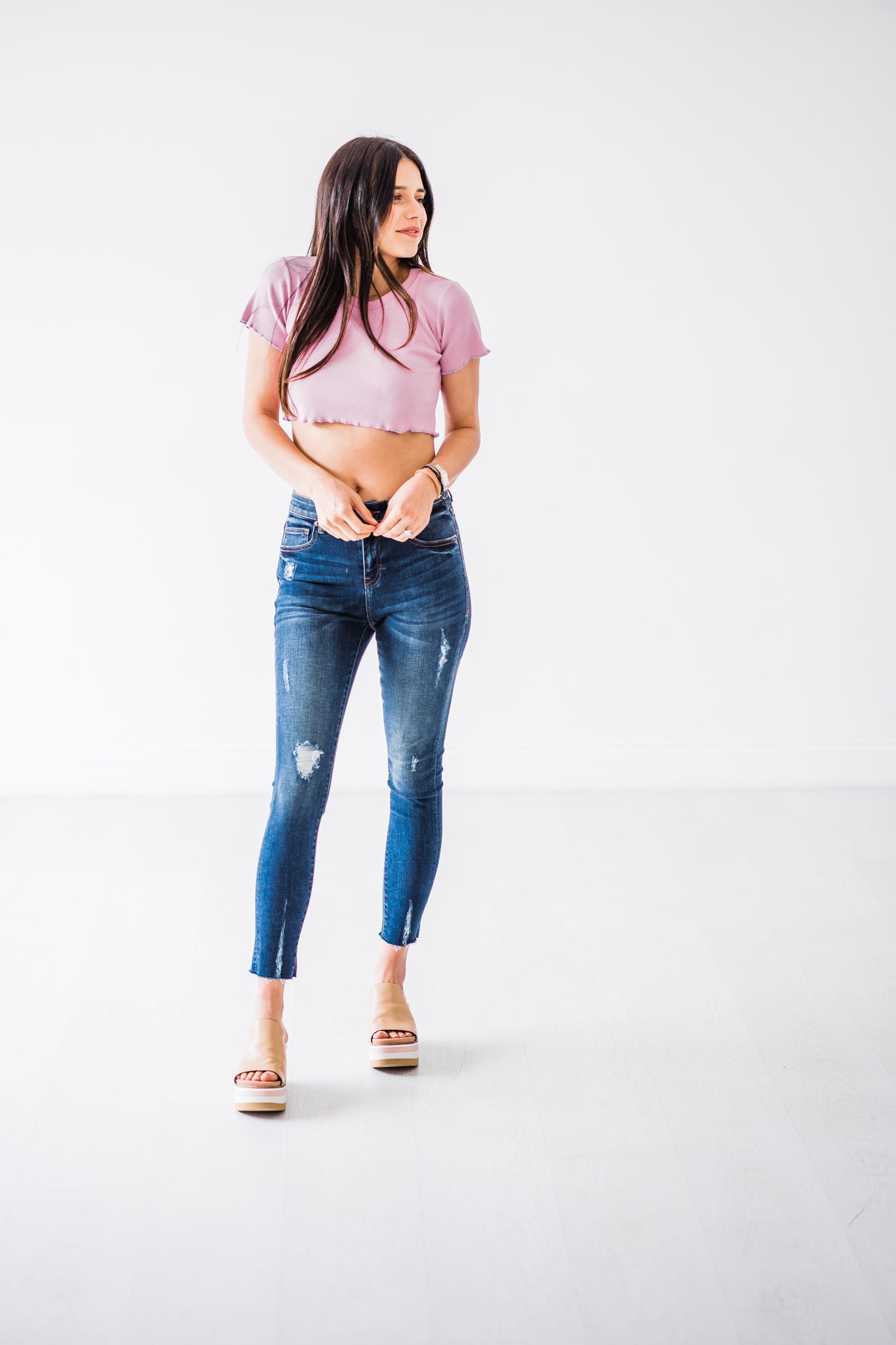 mid-rise distressed ankle skinny jeans made of Lycra® Beauty denim with a zip button-up fly and pockets