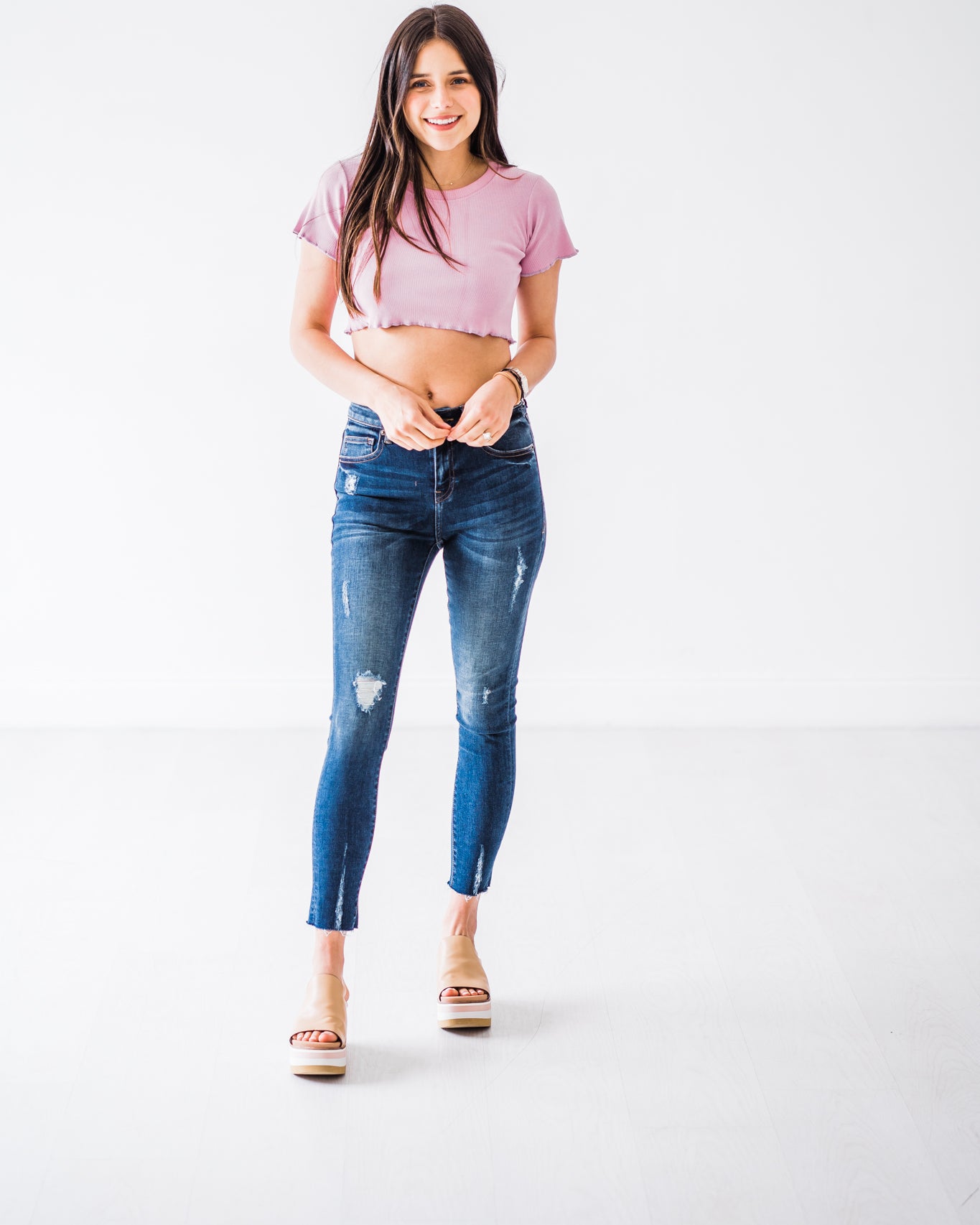 mid-rise distressed ankle skinny jeans made of Lycra® Beauty denim with a zip button-up fly and pockets